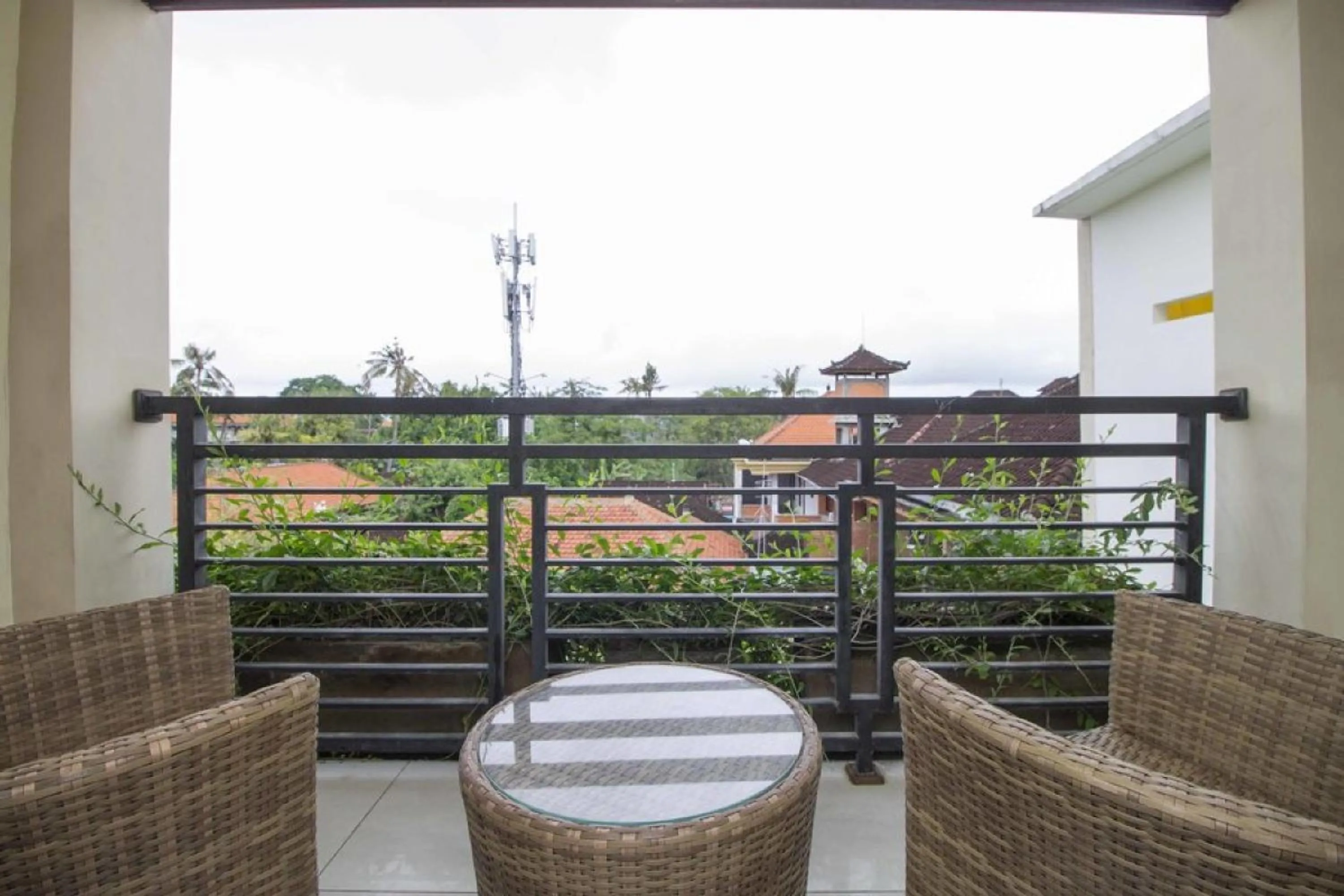 Balcony/Terrace in RedDoorz at Benesari 2 Legian