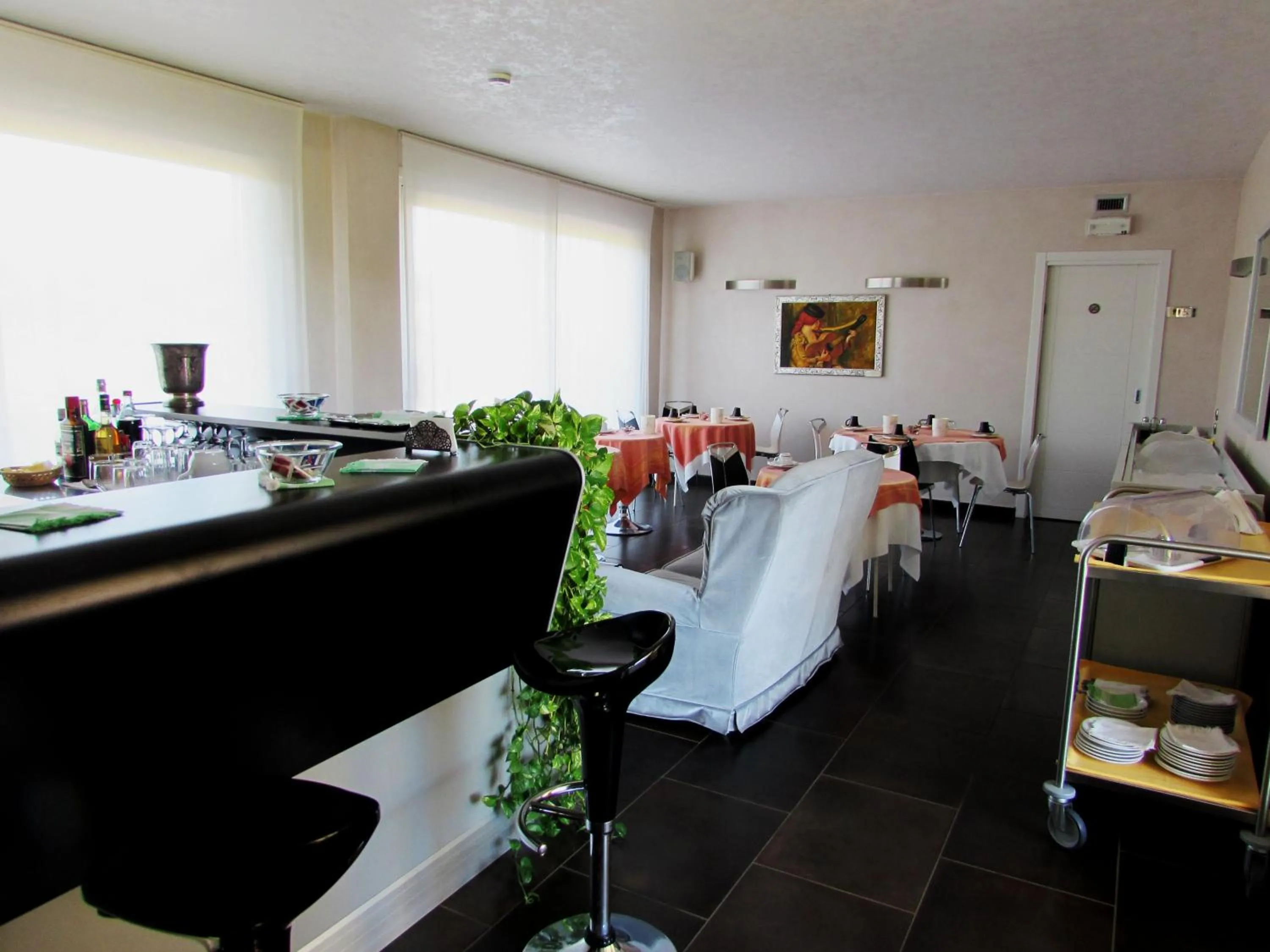 Restaurant/places to eat in Hotel Dante Residence