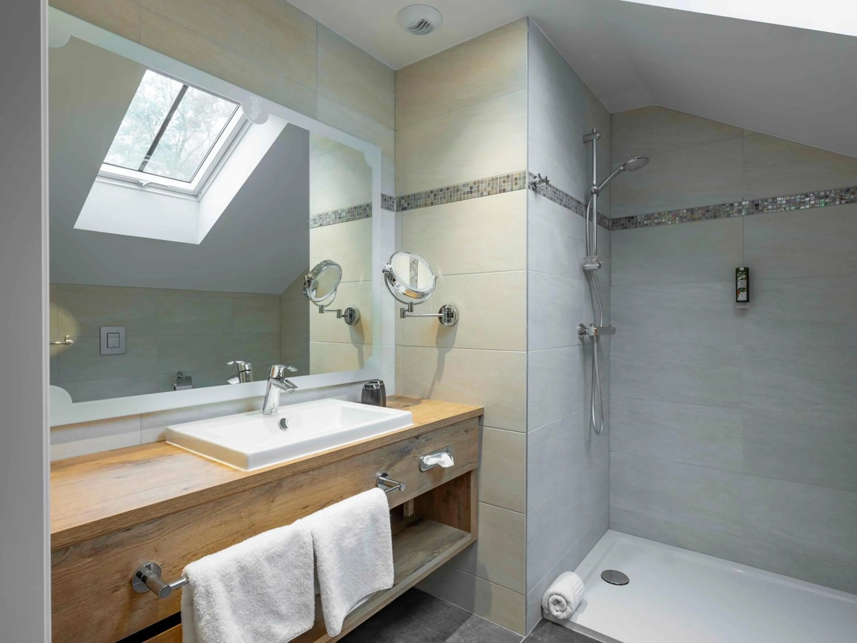 Shower in Château de Pourtalès