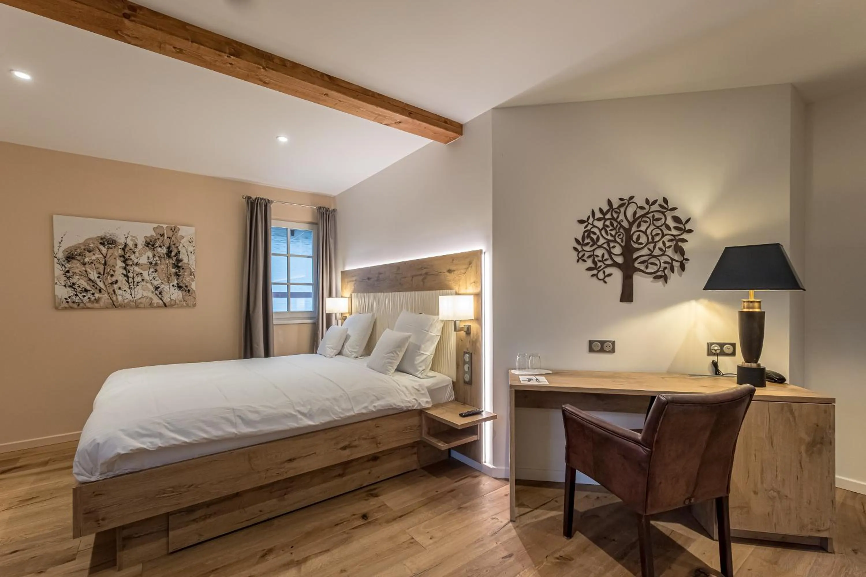 Photo of the whole room, Bed in Château de Pourtalès