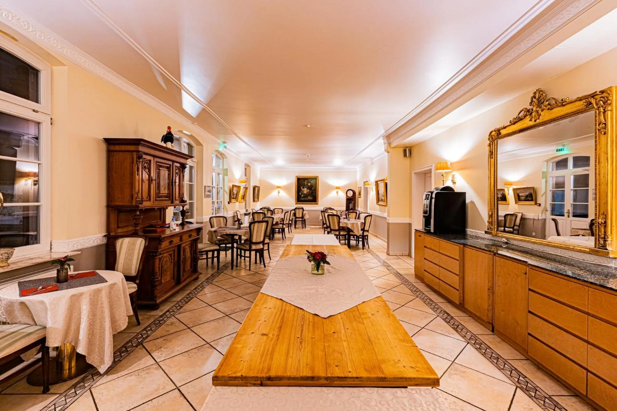 Buffet breakfast in Château de Pourtalès