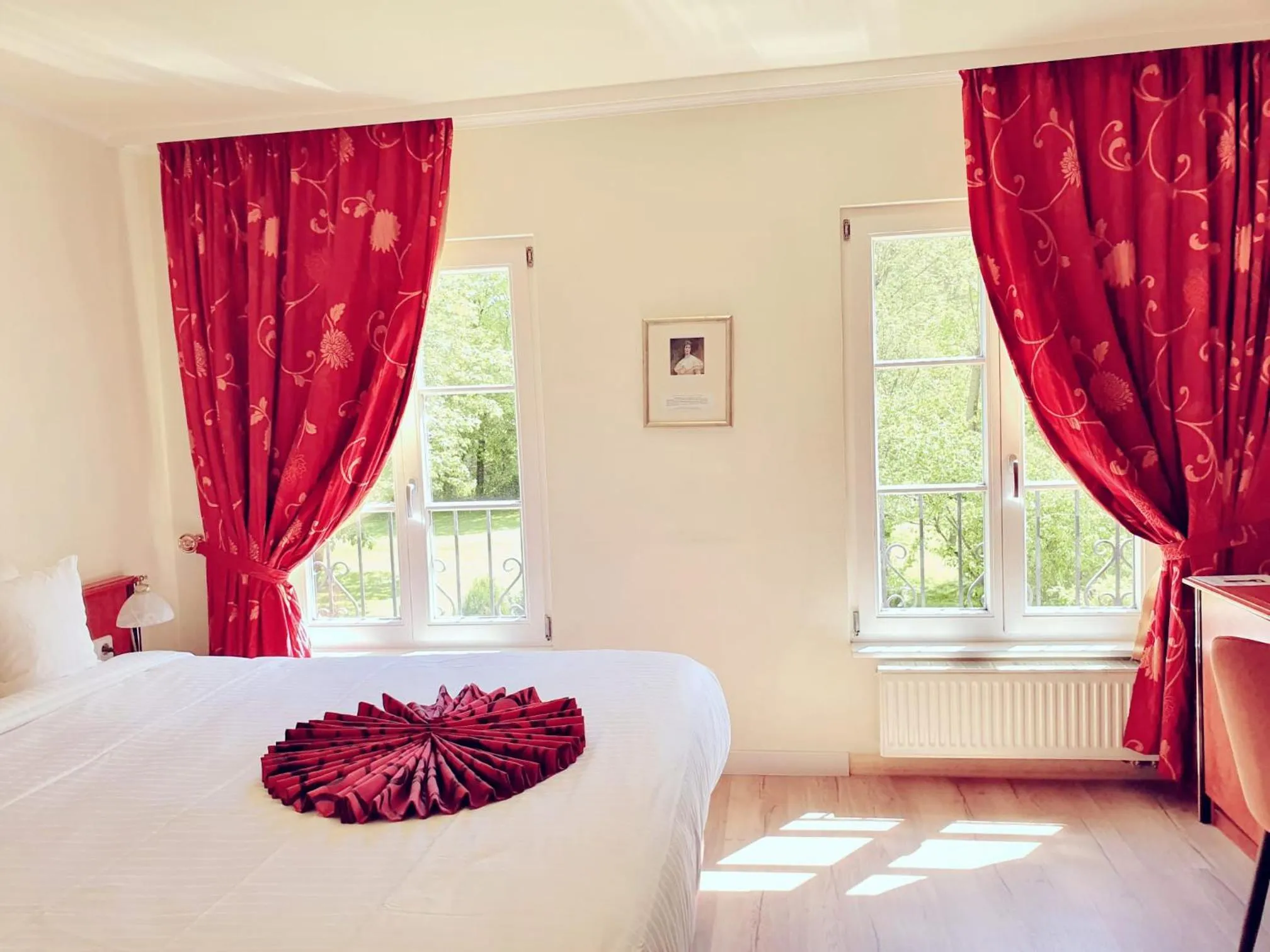 Bedroom, Bed in Château de Pourtalès
