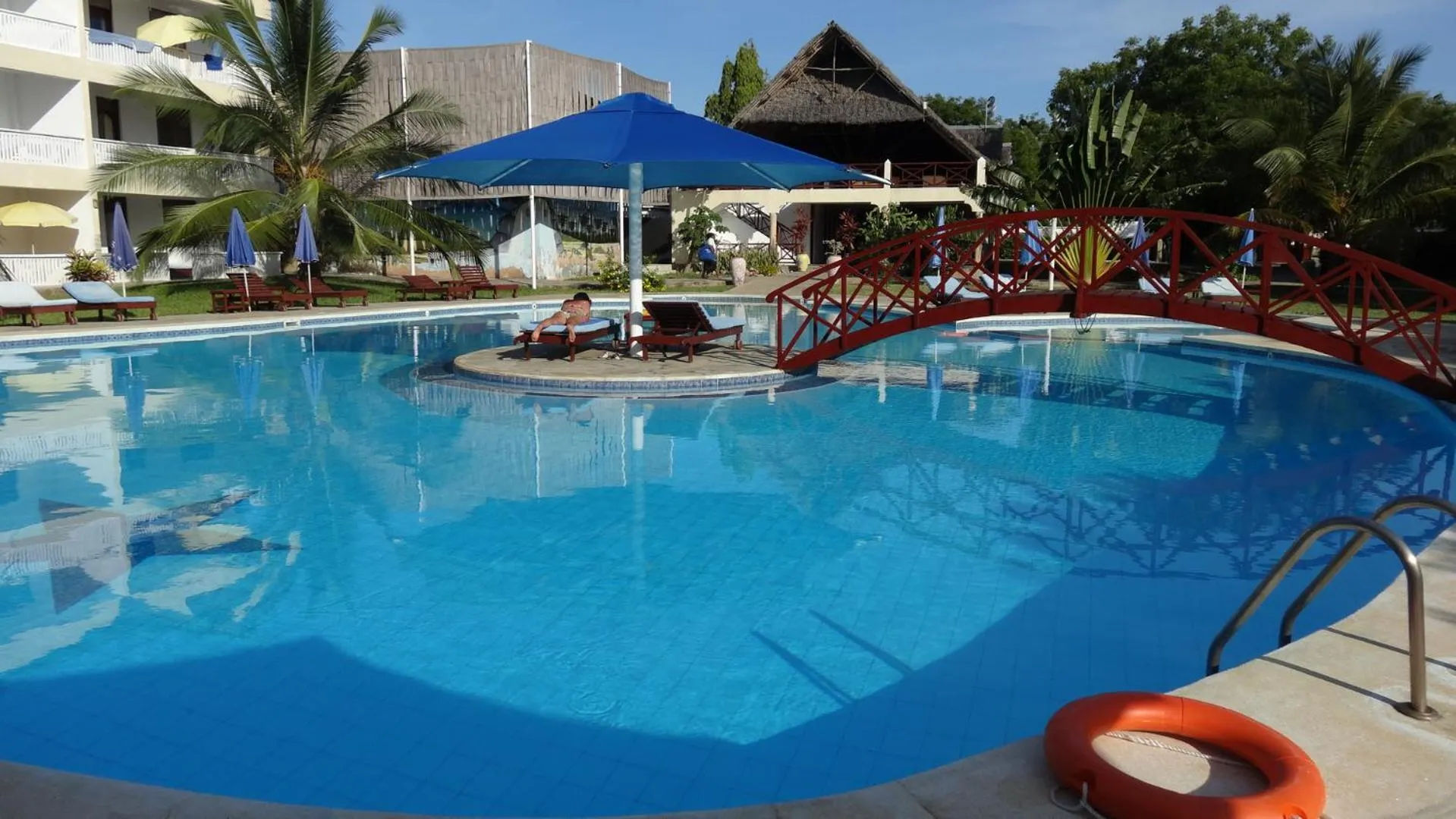 Swimming pool in Morning Star Diani