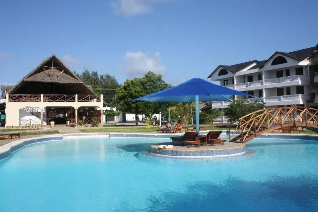 Swimming pool in Morning Star Diani