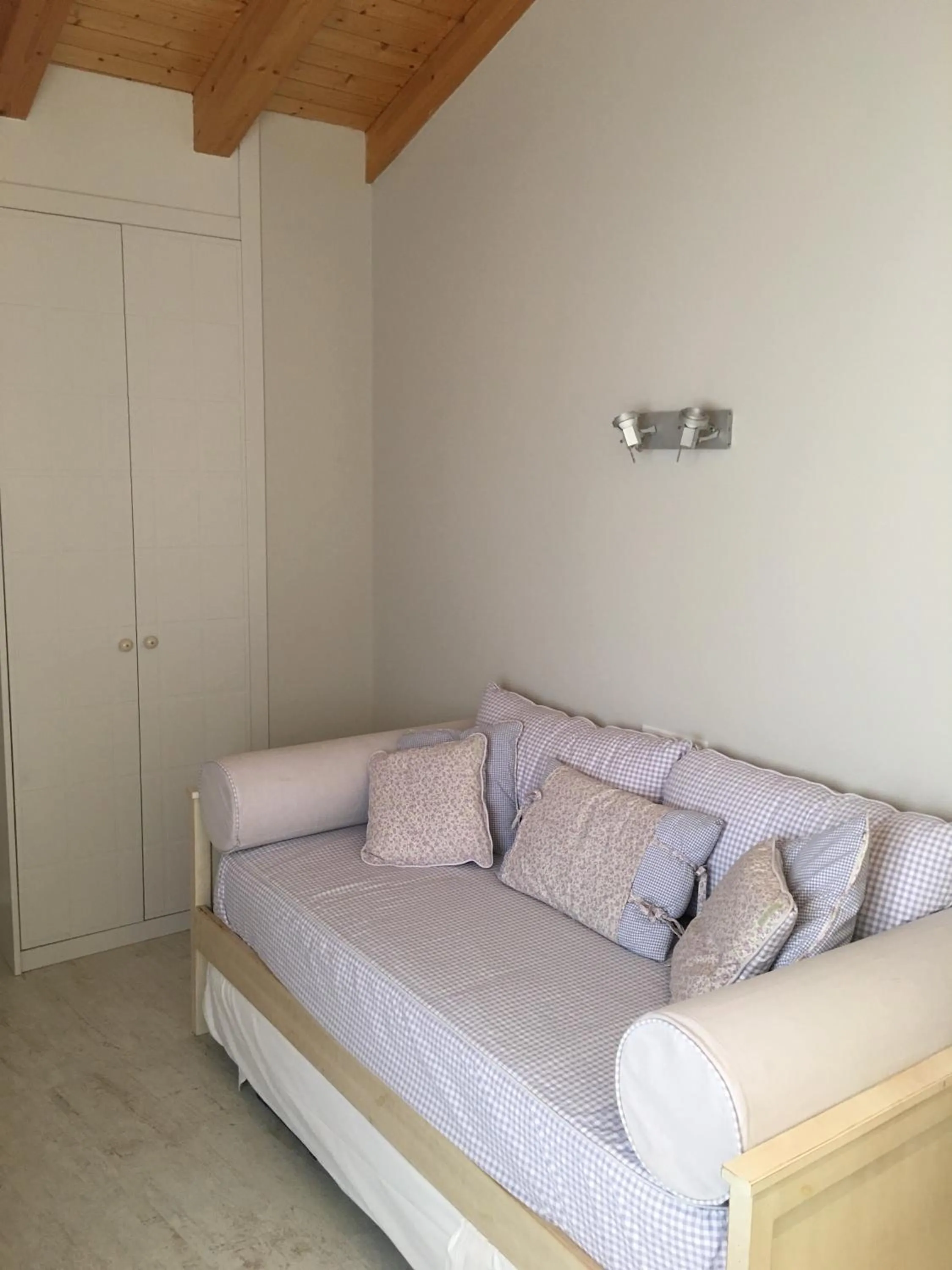 Seating area, Bed in Morendal-Zaaita