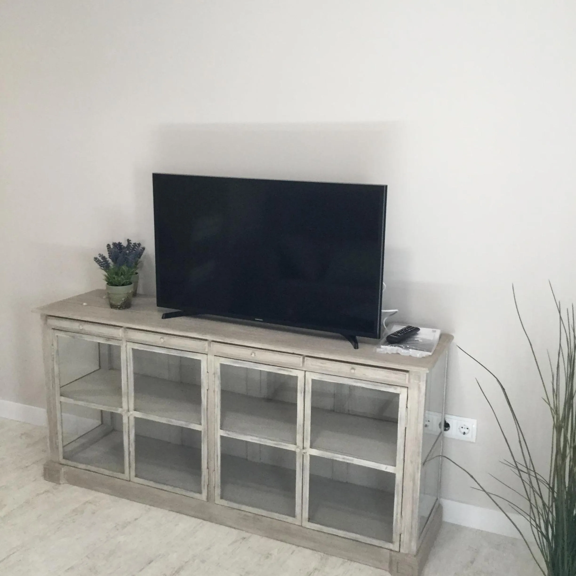 TV and multimedia in Morendal-Zaaita