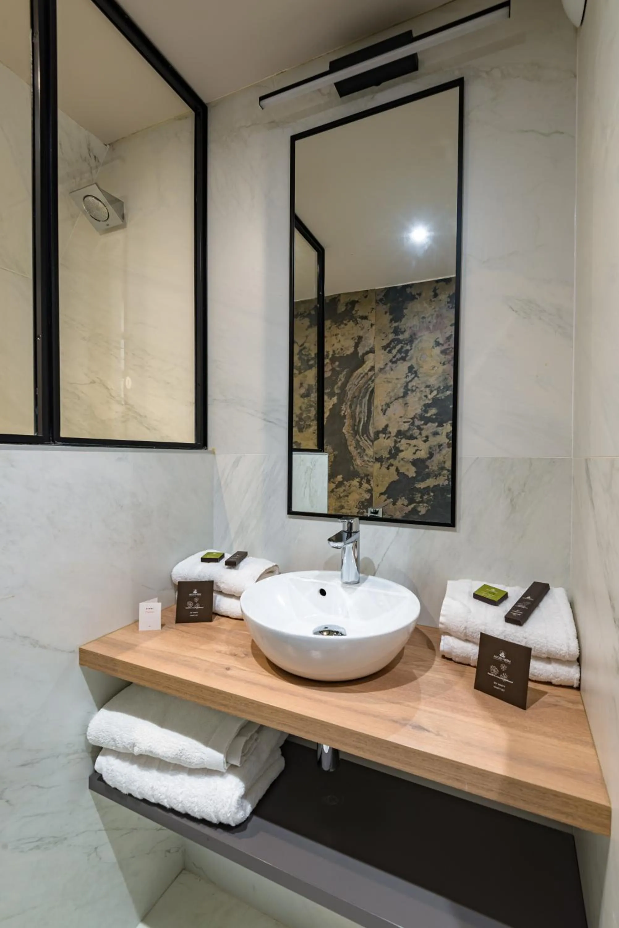 Bathroom in Hôtel de la Cité