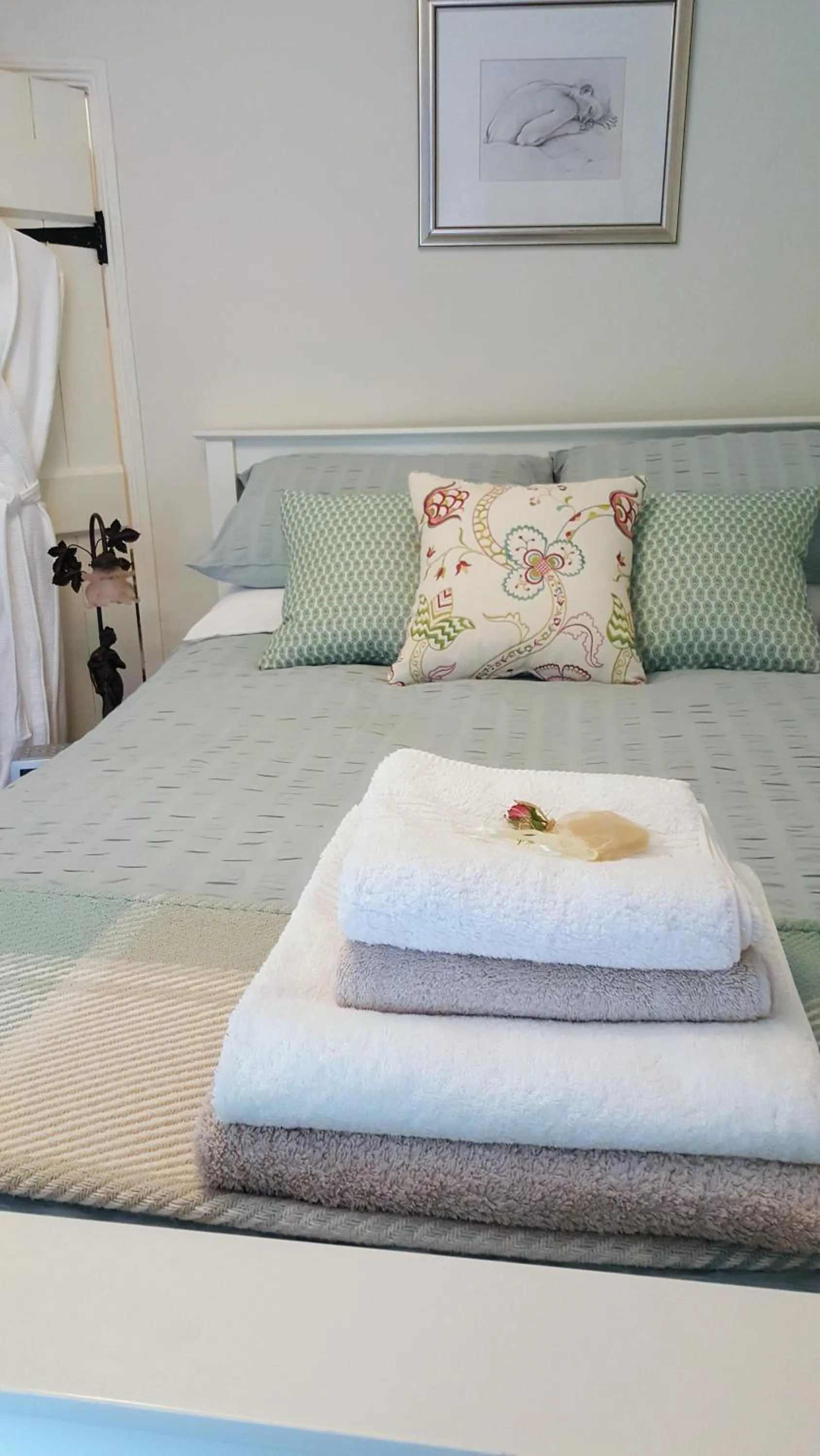 Bed in Tracebridge Cottage B&B