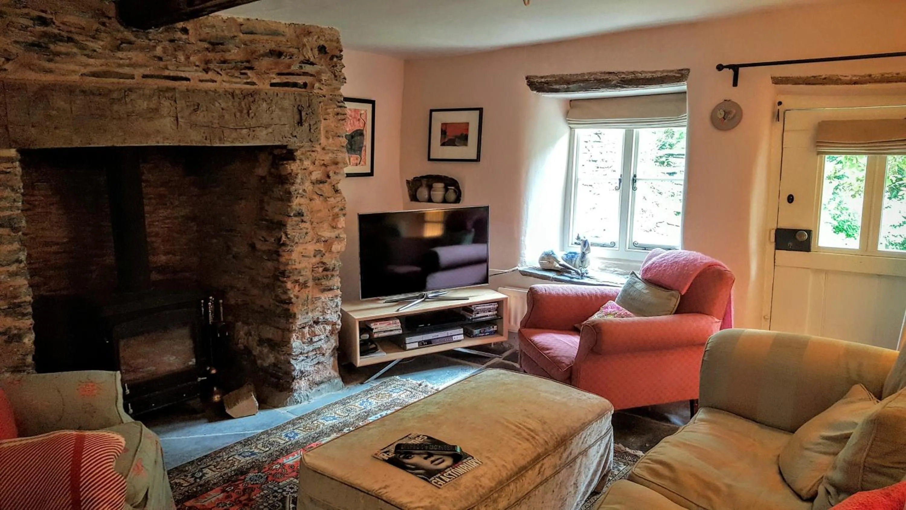 TV and multimedia in Tracebridge Cottage B&B