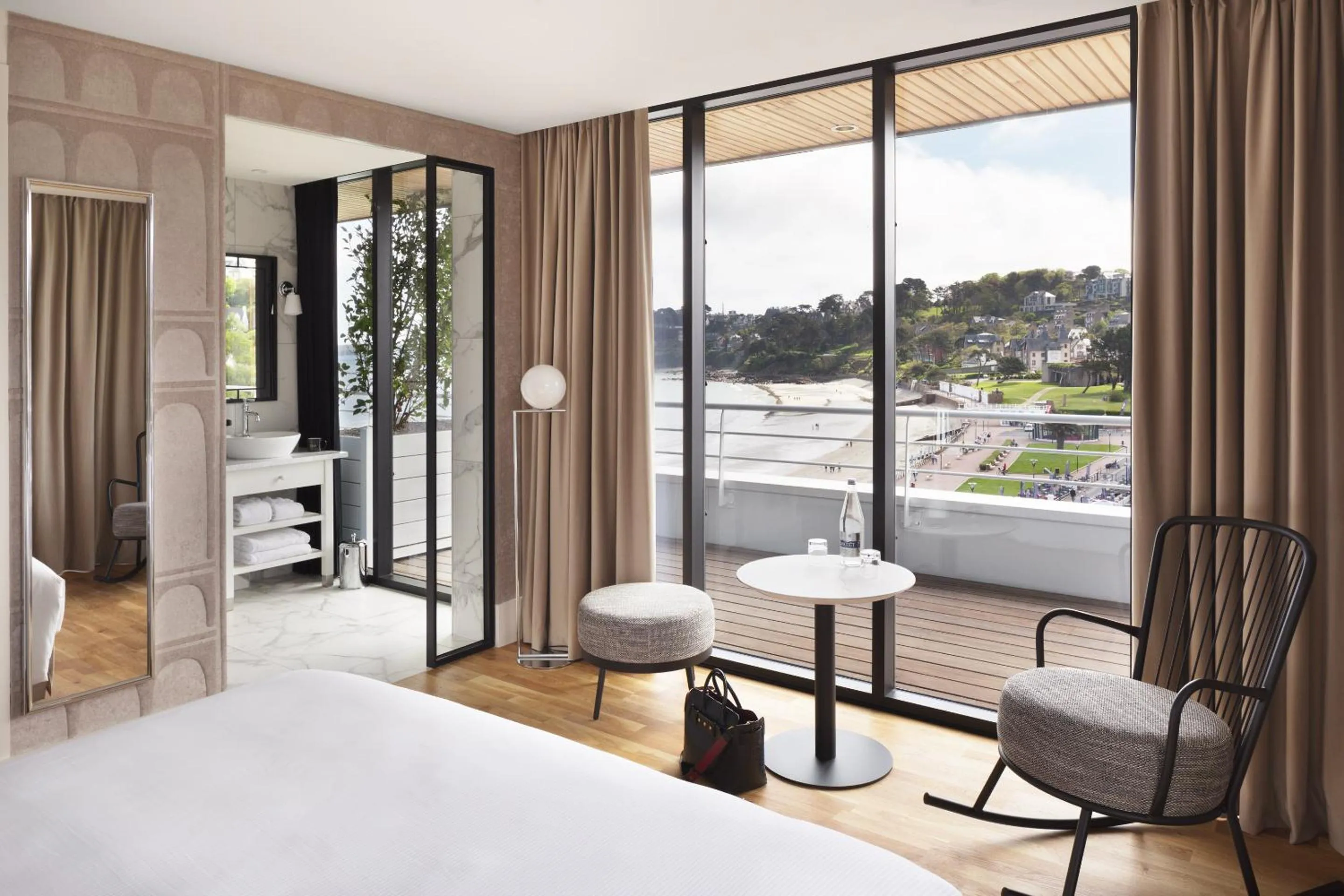 Photo of the whole room, Bed in Grand Hôtel Perros-Guirec