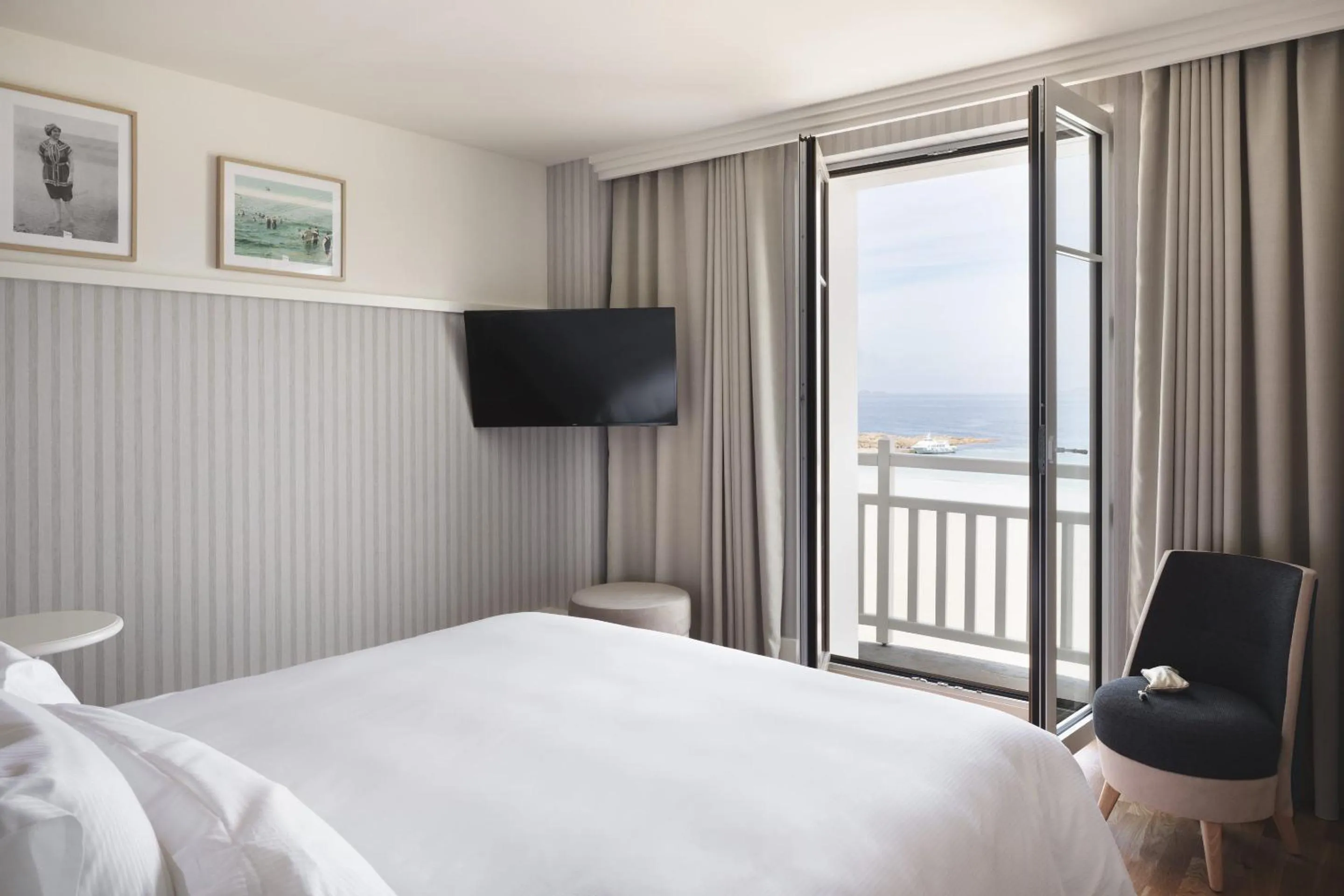 Balcony/Terrace, Bed in Grand Hôtel Perros-Guirec