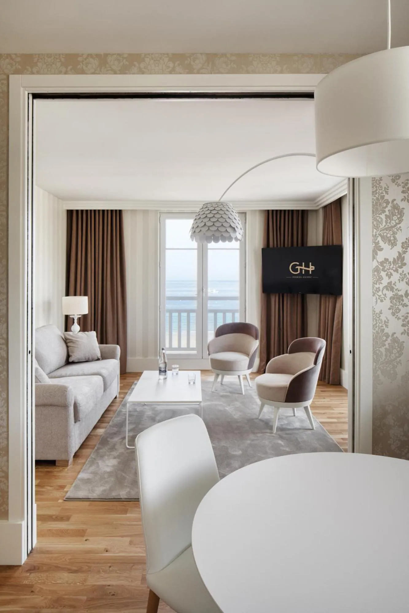 Living room, Bed in Grand Hôtel Perros-Guirec