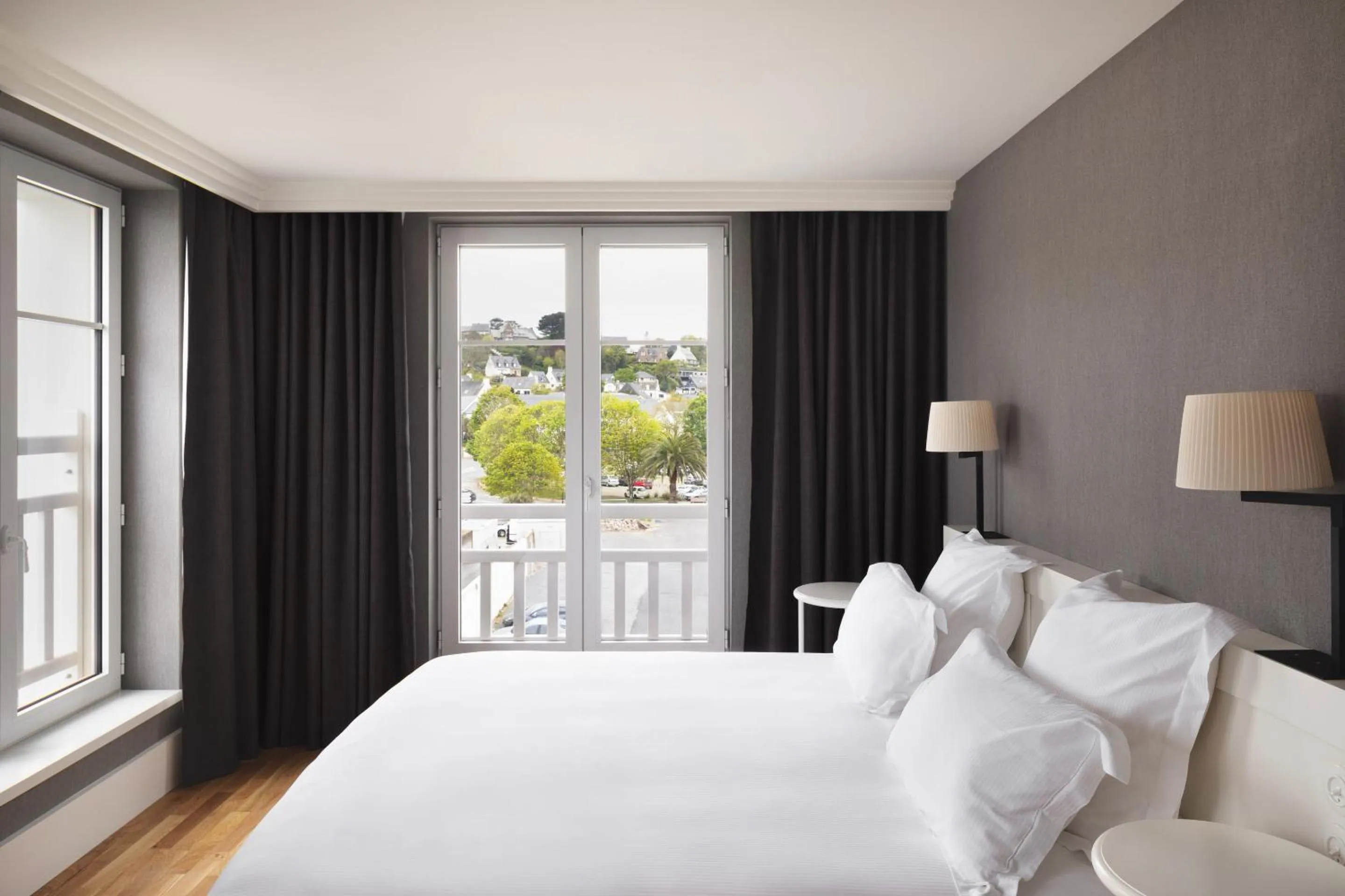 Bedroom, Bed in Grand Hôtel Perros-Guirec