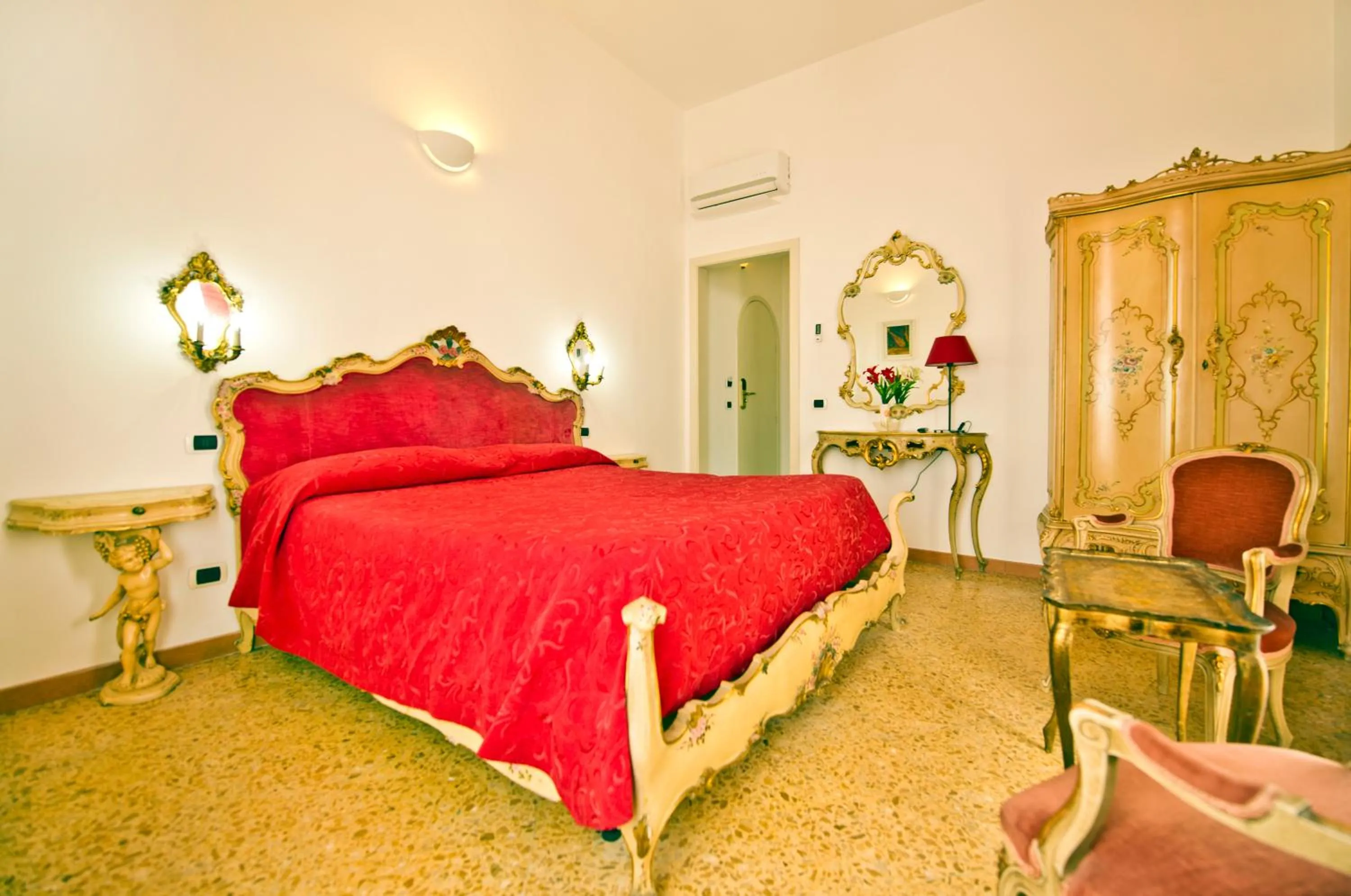 Photo of the whole room, Bed in Residenza Sole Amalfi