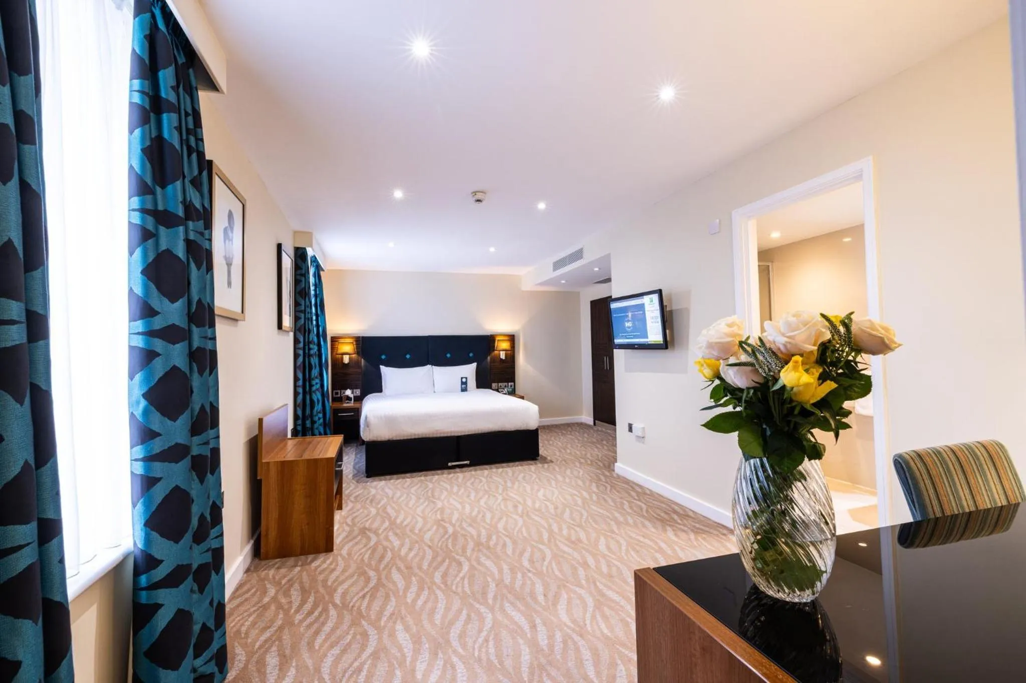 Photo of the whole room, Bed in Holiday Inn London Kensington High St. by IHG