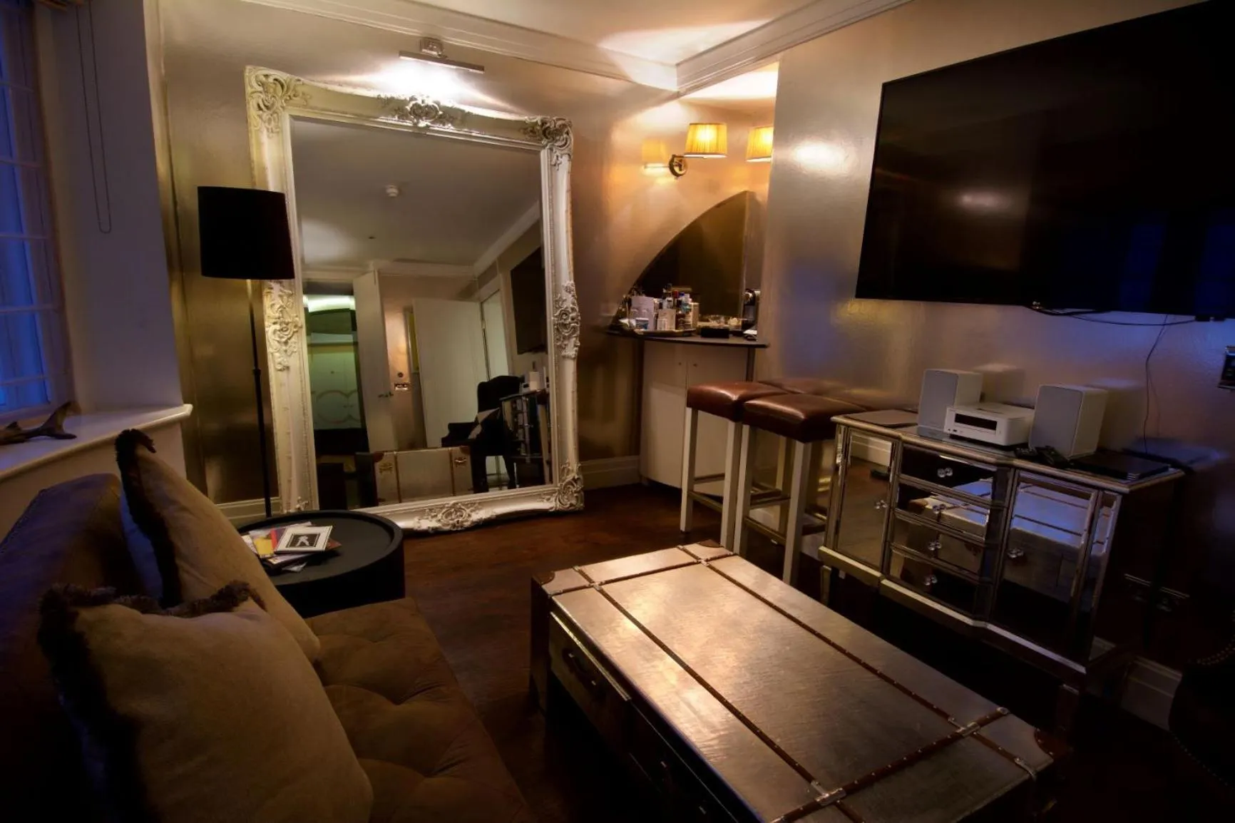 Living room in Karma Sanctum Soho Hotel