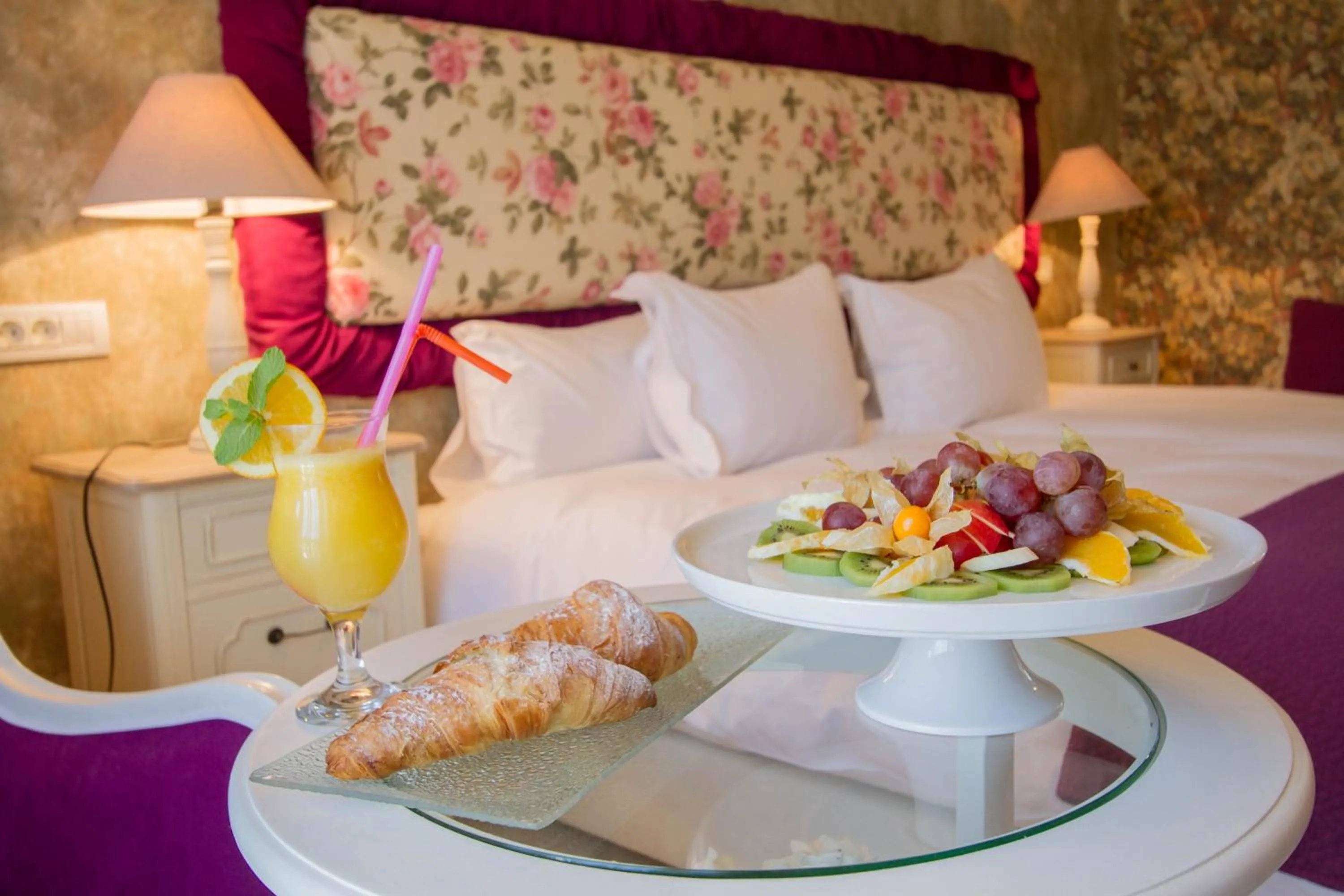 Continental breakfast, Bed in Hotel Dragului
