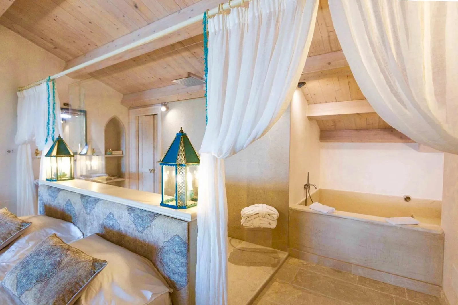 Bathroom, Bed in Musciara Siracusa Resort