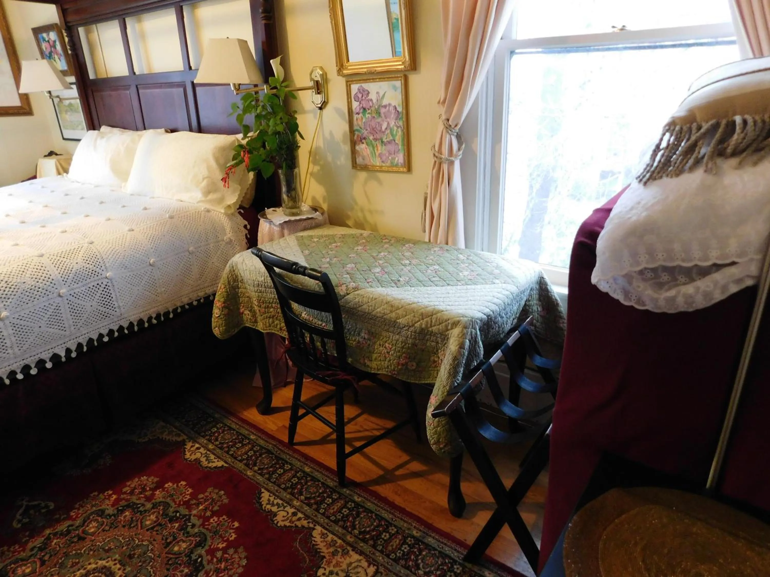 Bed in Cliff Crest Inn