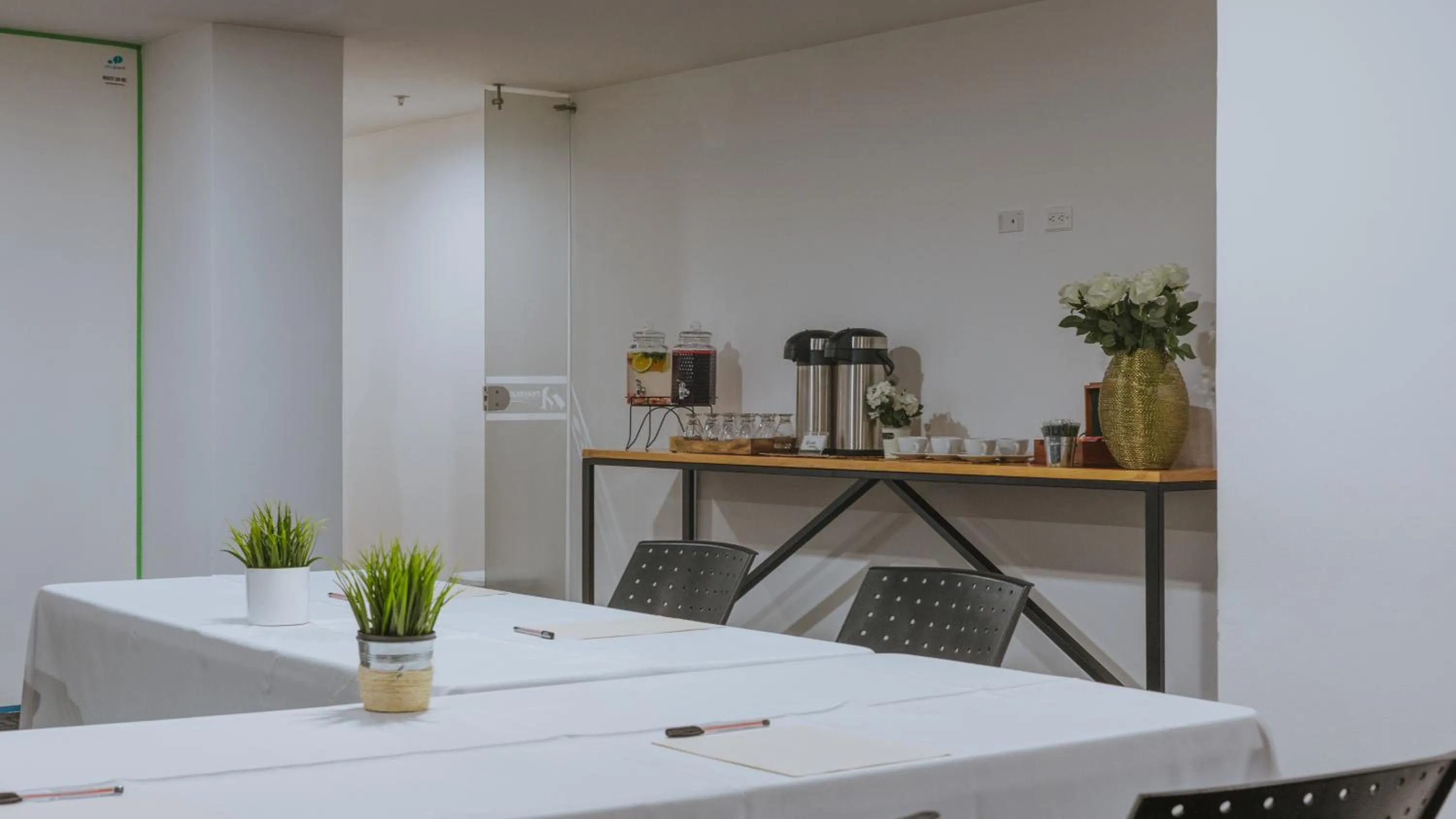 Meeting/conference room in Travelers Rio Verde Living Suites