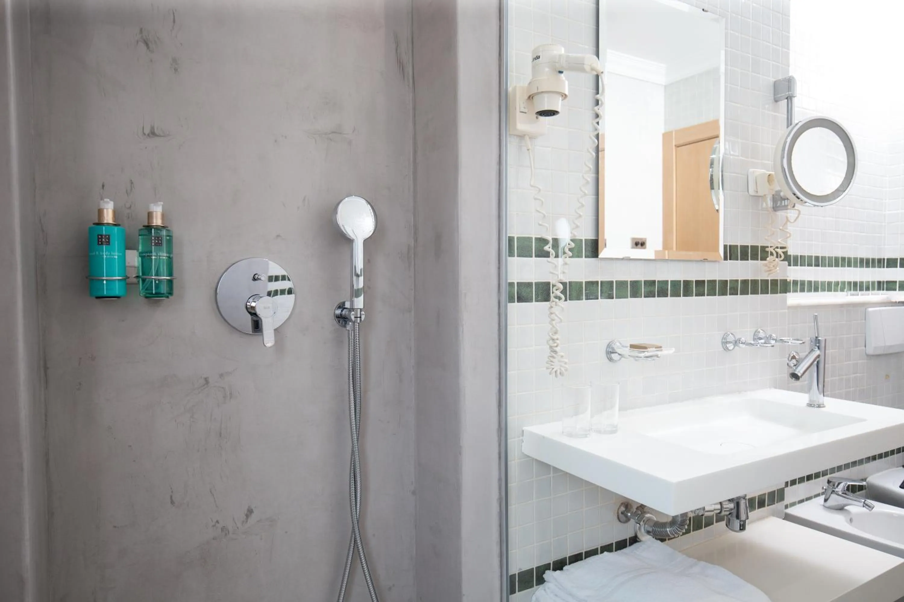 Toilet in Hotel Nou Romà