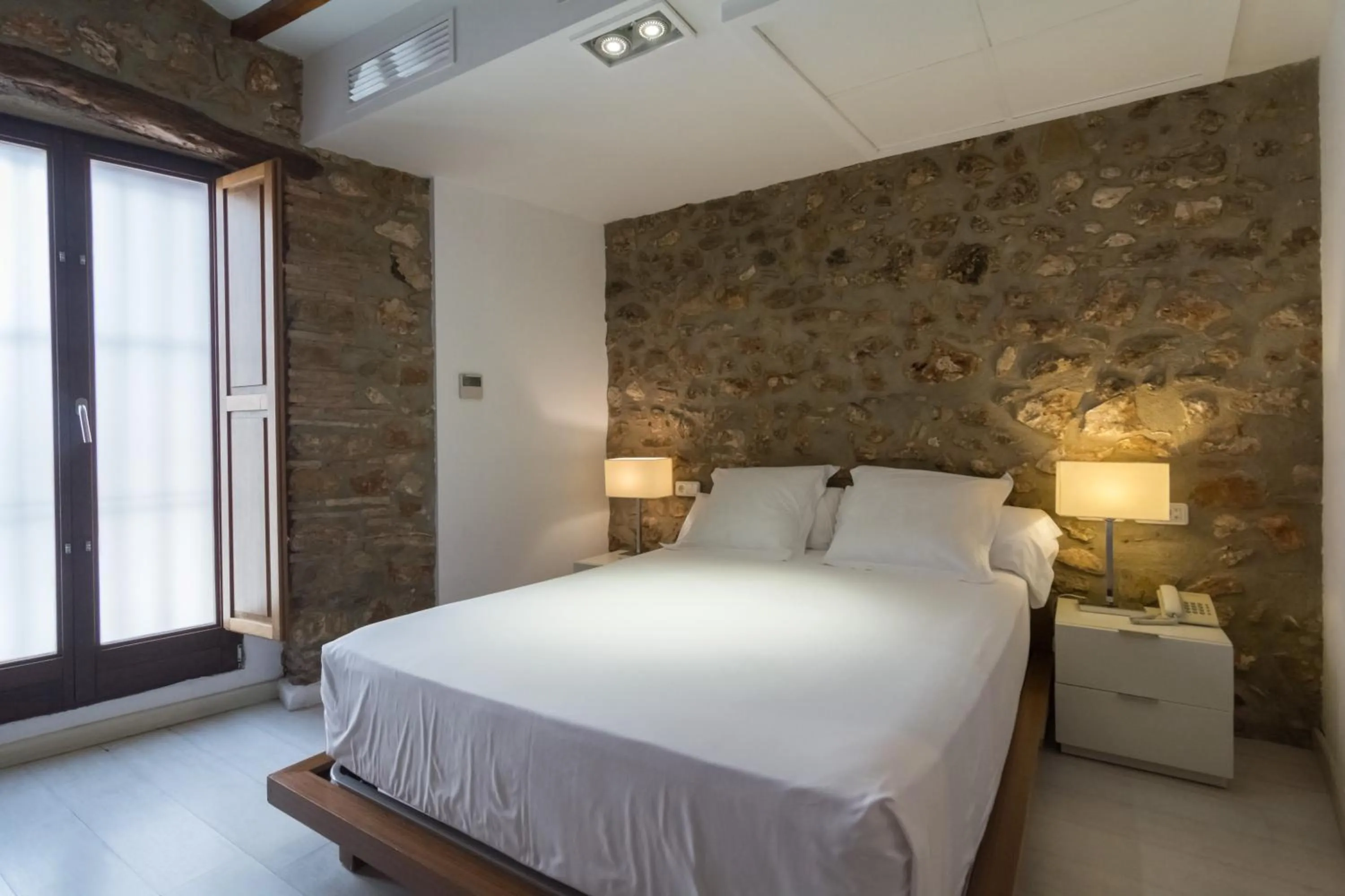 TV and multimedia, Bed in Hotel Nou Romà