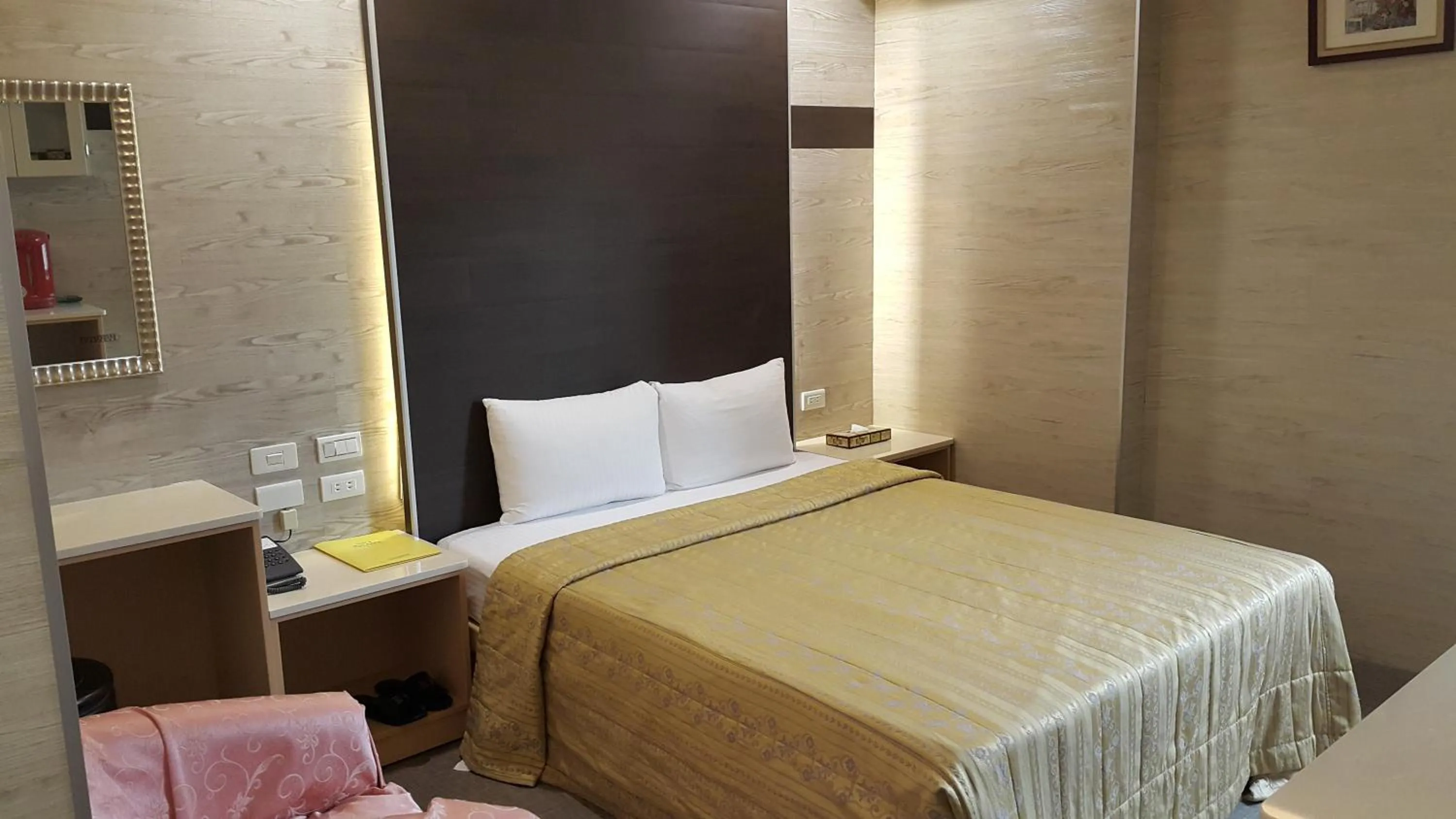 Photo of the whole room, Bed in Empire Hotel