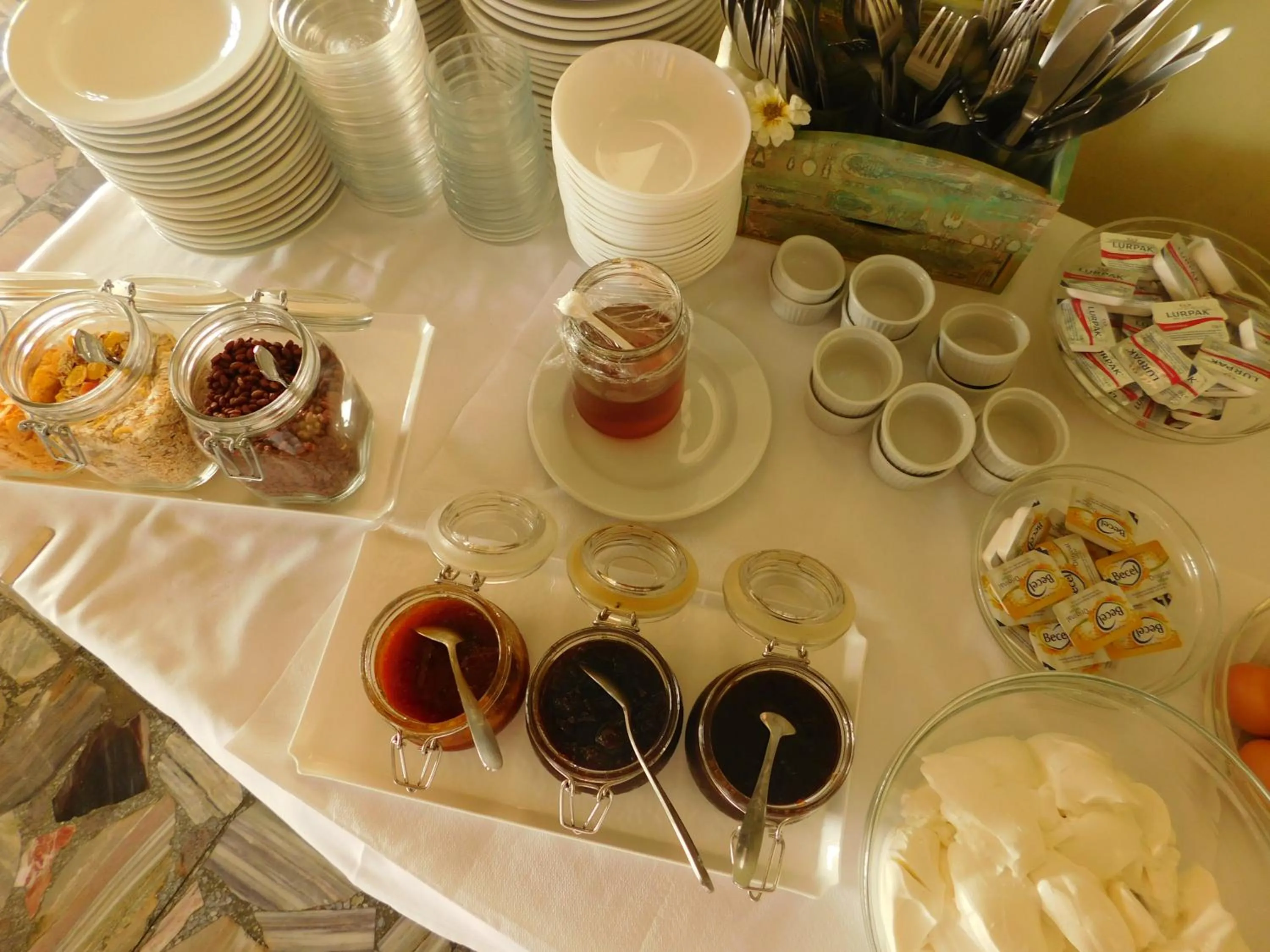 Buffet breakfast in Marabou Hotel Chorefto