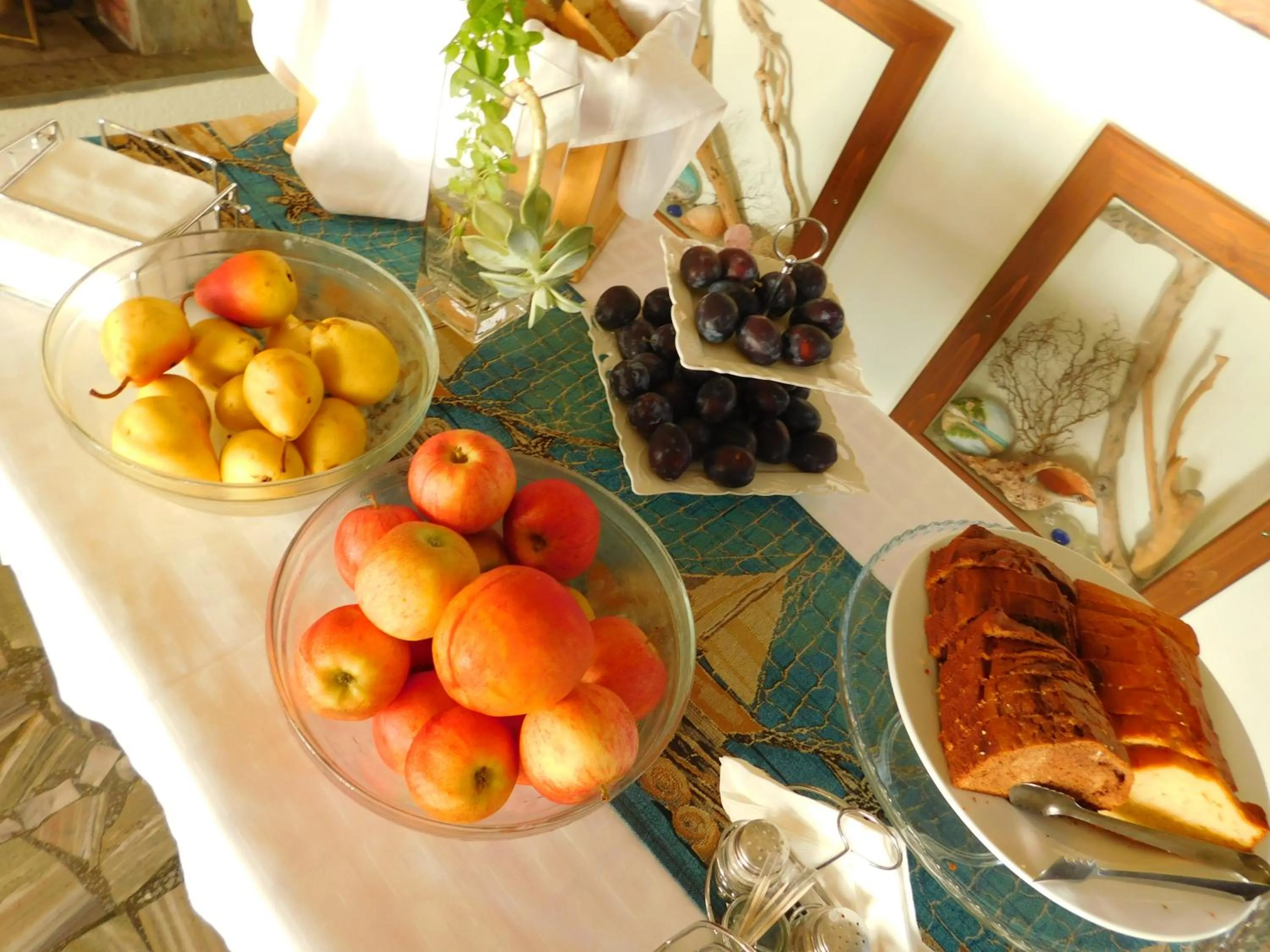 Buffet breakfast in Marabou Hotel Chorefto