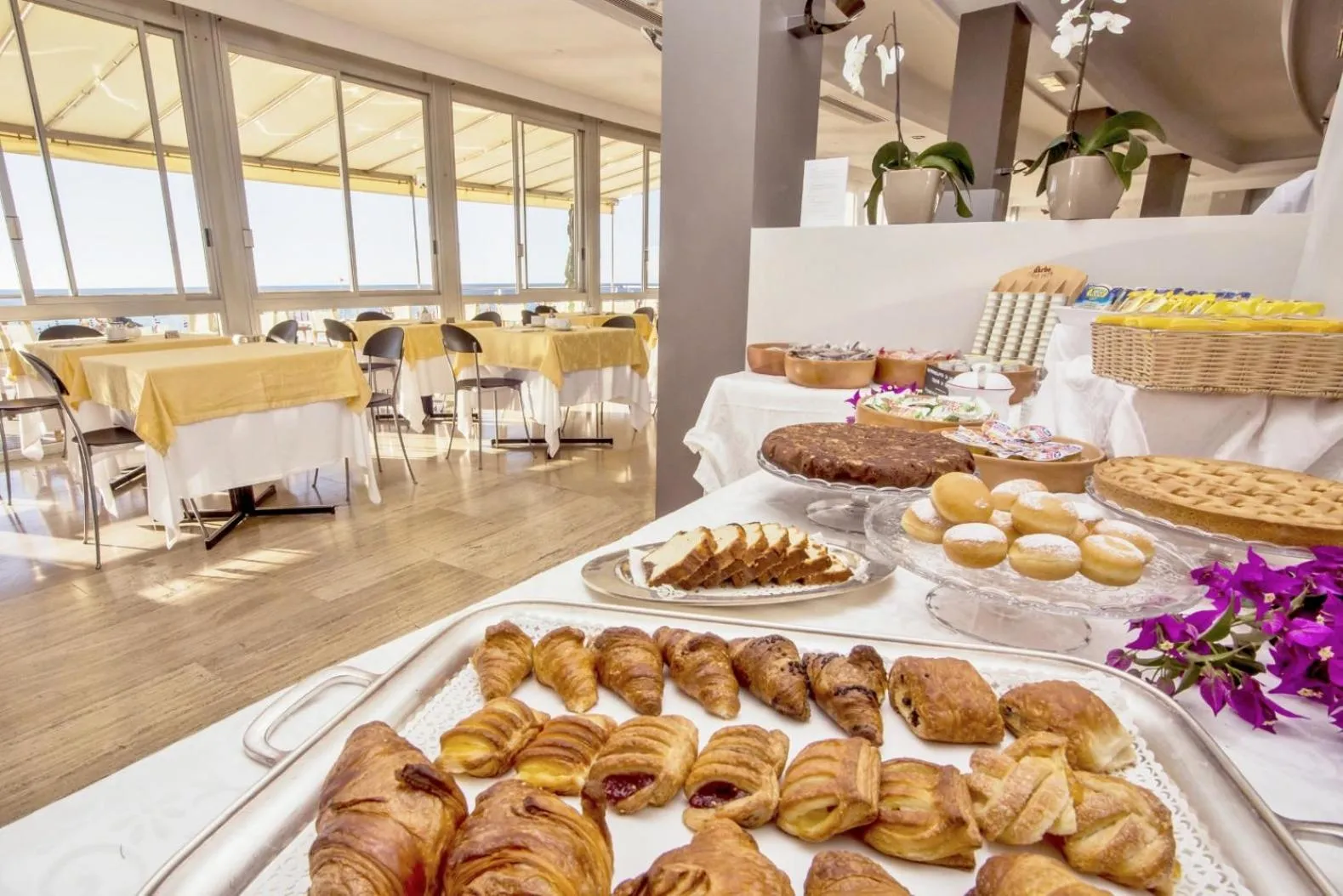 Restaurant/places to eat in Hotel Tirreno