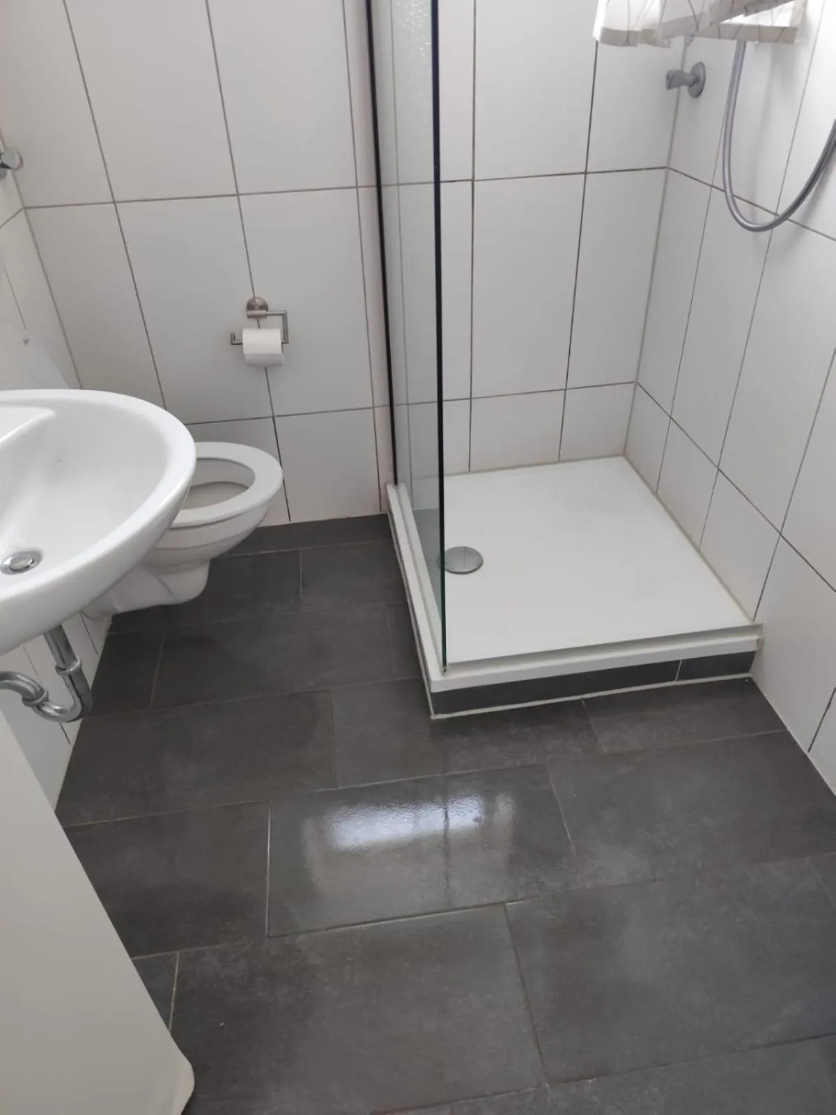 Shower in GZ Hostel Bonn