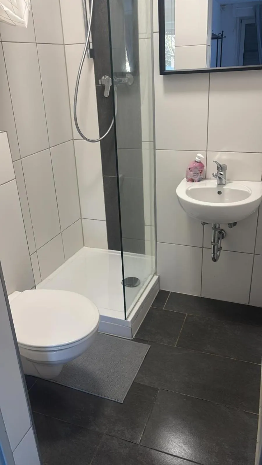 Shower in GZ Hostel Bonn