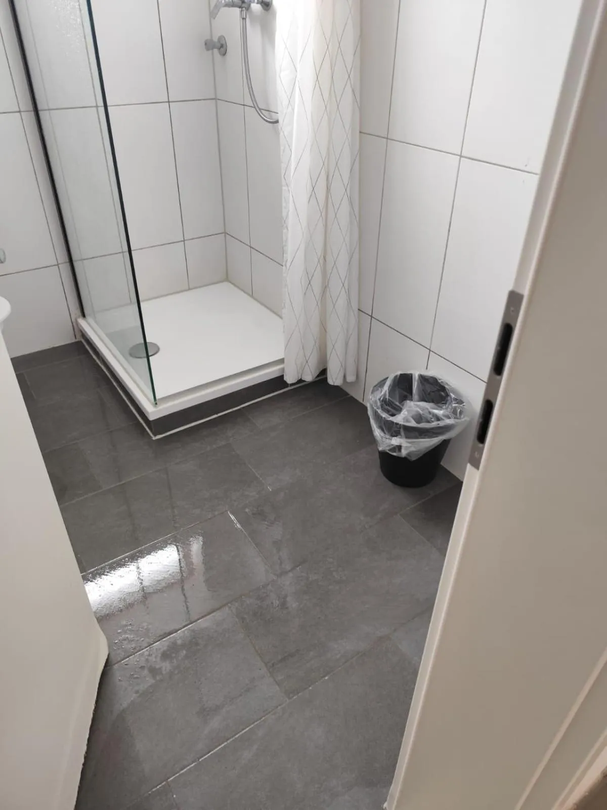 Shower in GZ Hostel Bonn