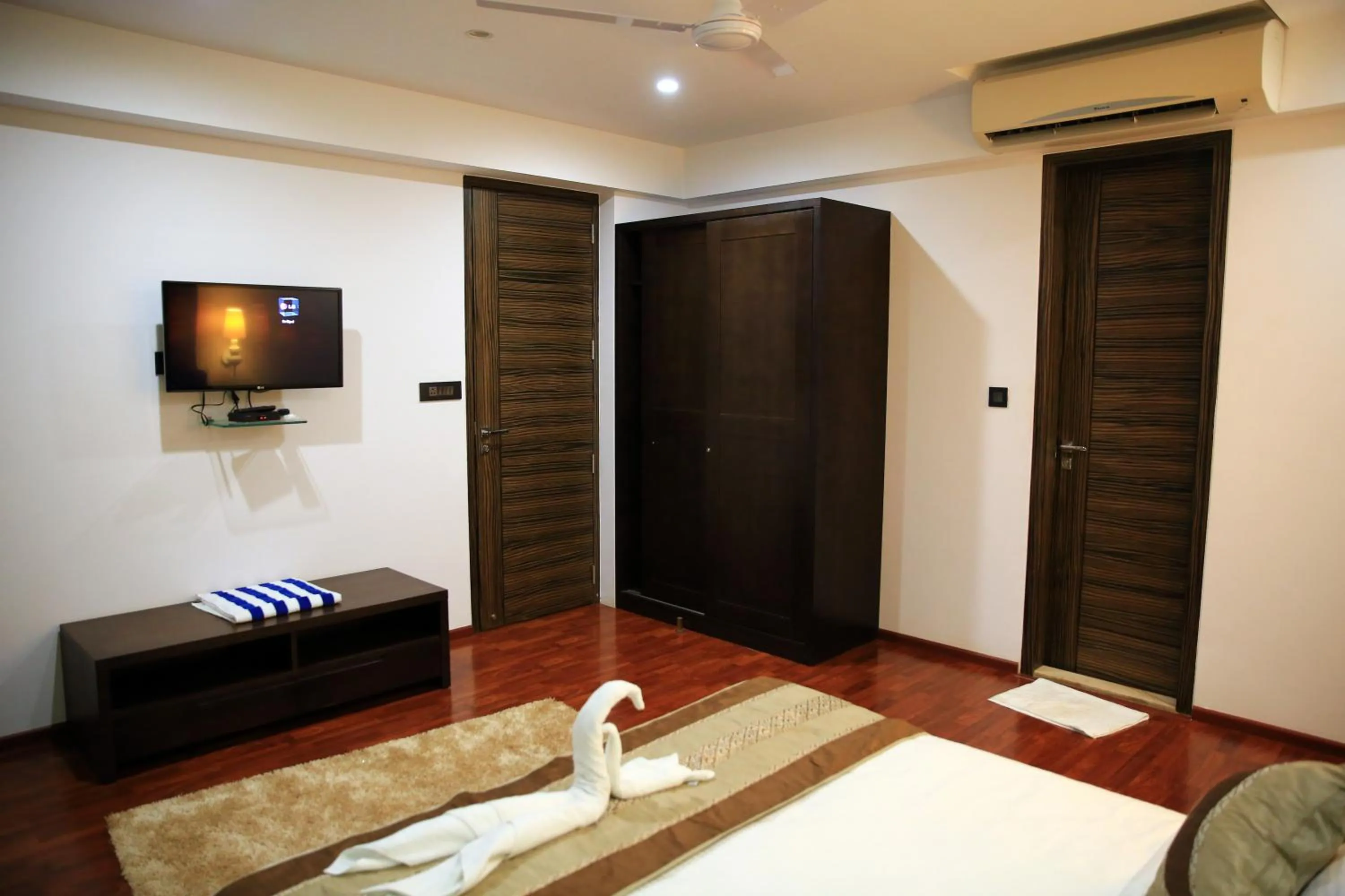 Property building, Bed in Luxe Loft