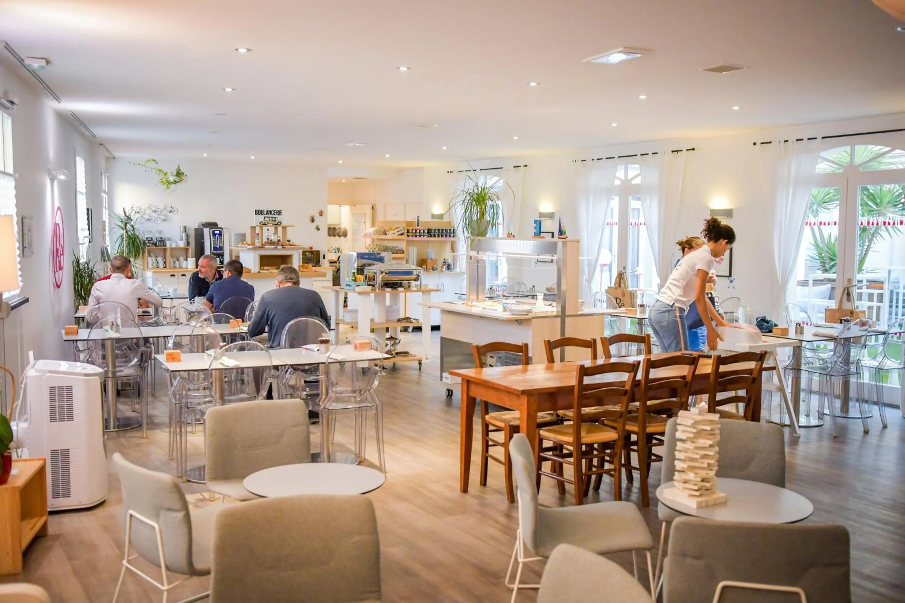 Communal lounge/ TV room in Hôtel La Jetée