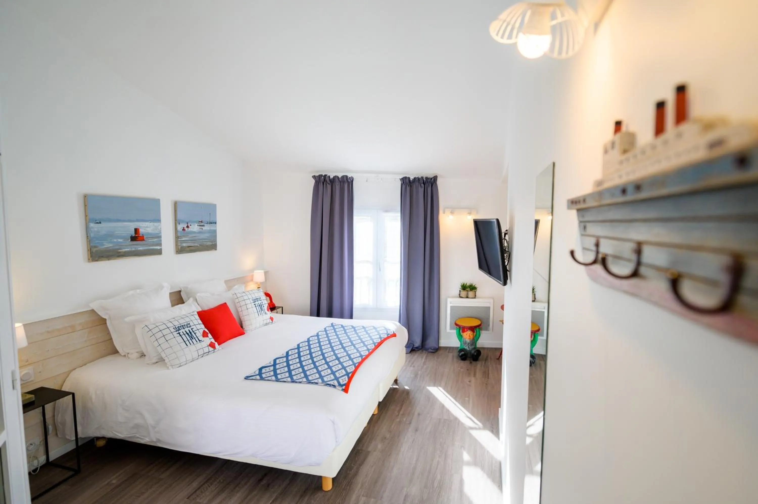 Photo of the whole room, Bed in Hôtel La Jetée