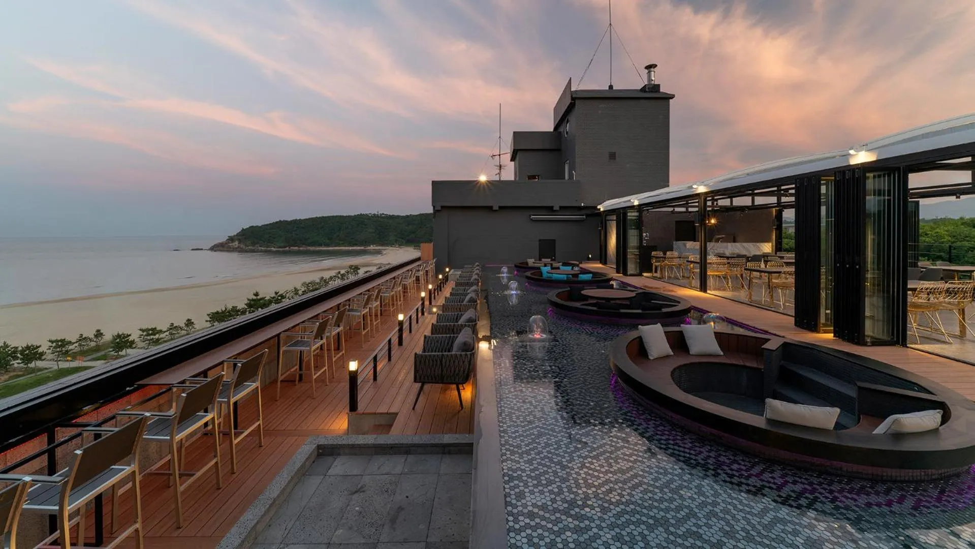 Restaurant/places to eat in Two Y Hotel