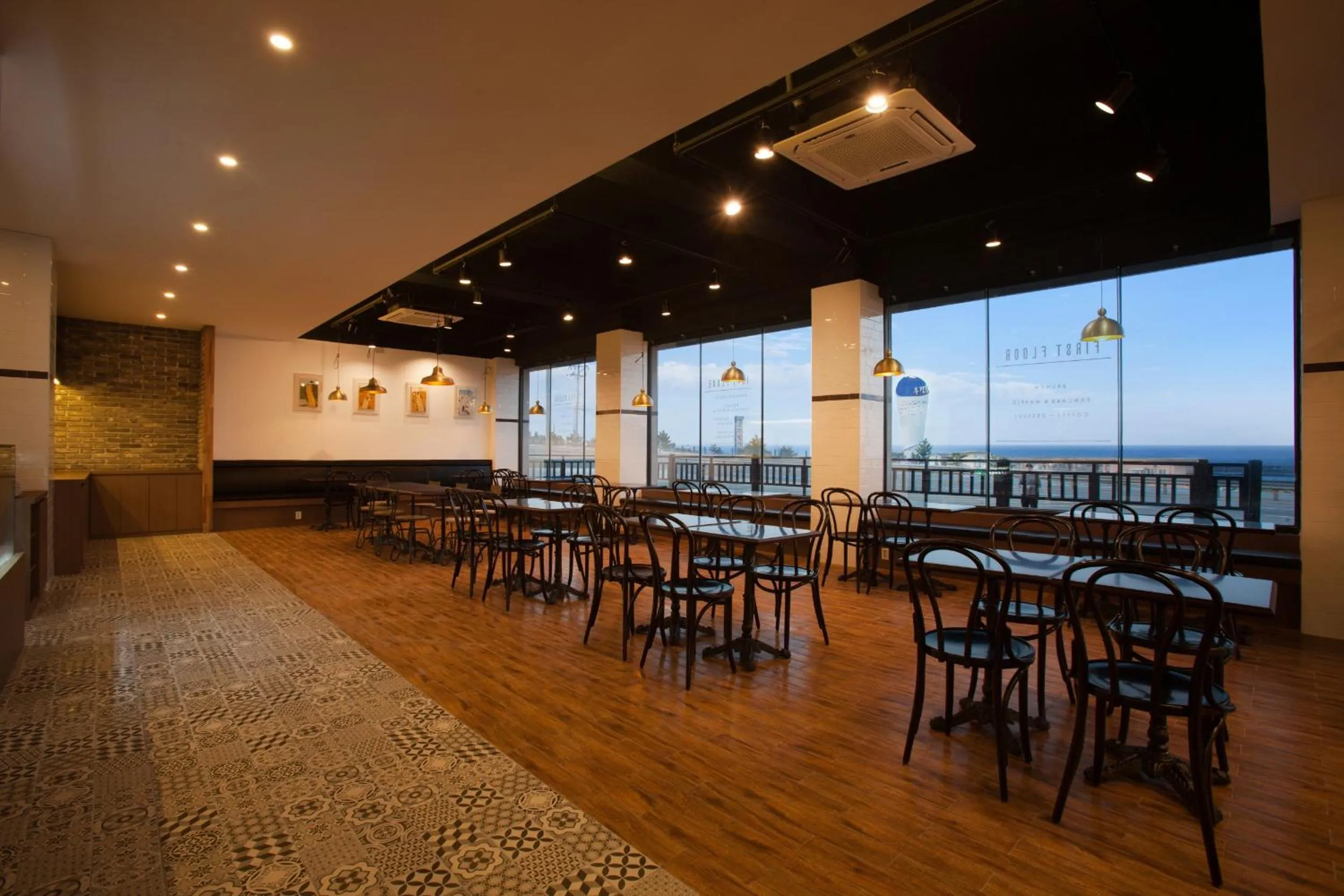 Restaurant/places to eat in Two Y Hotel