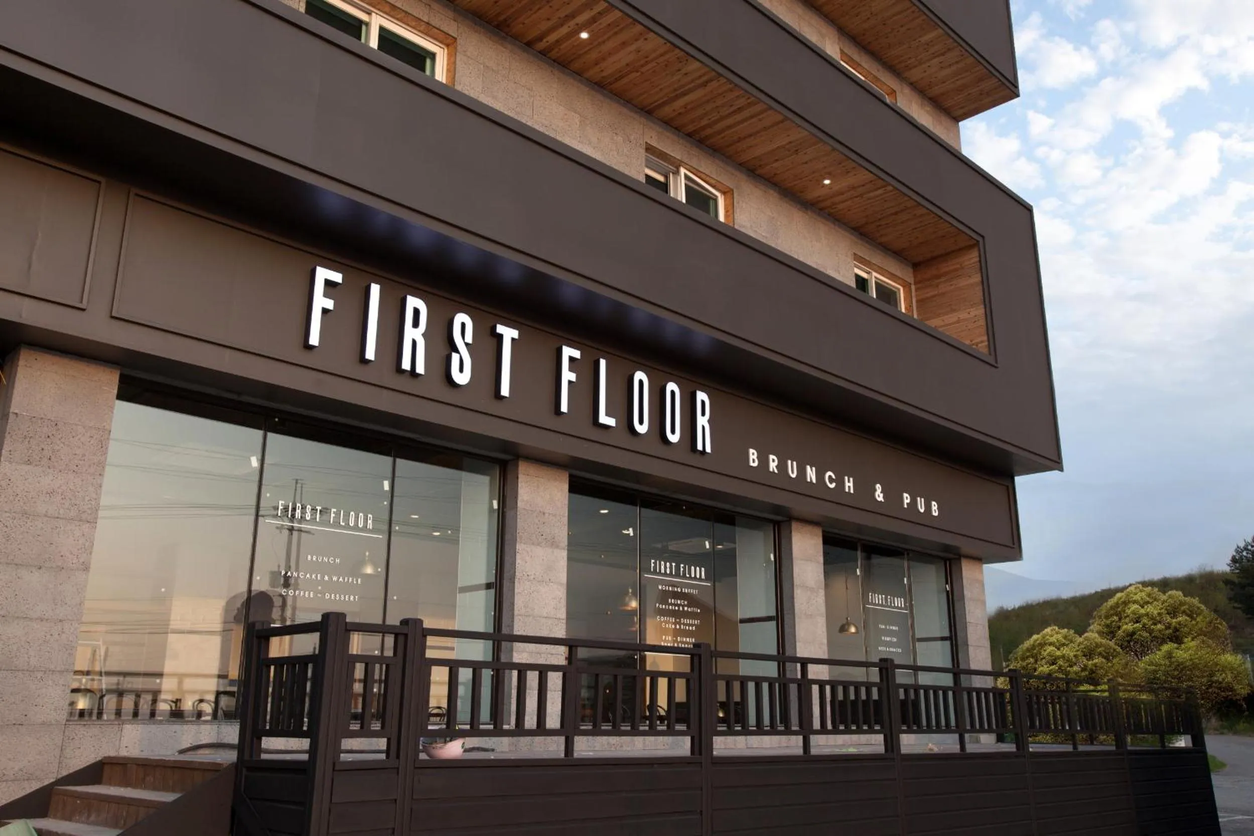 Restaurant/places to eat in Two Y Hotel