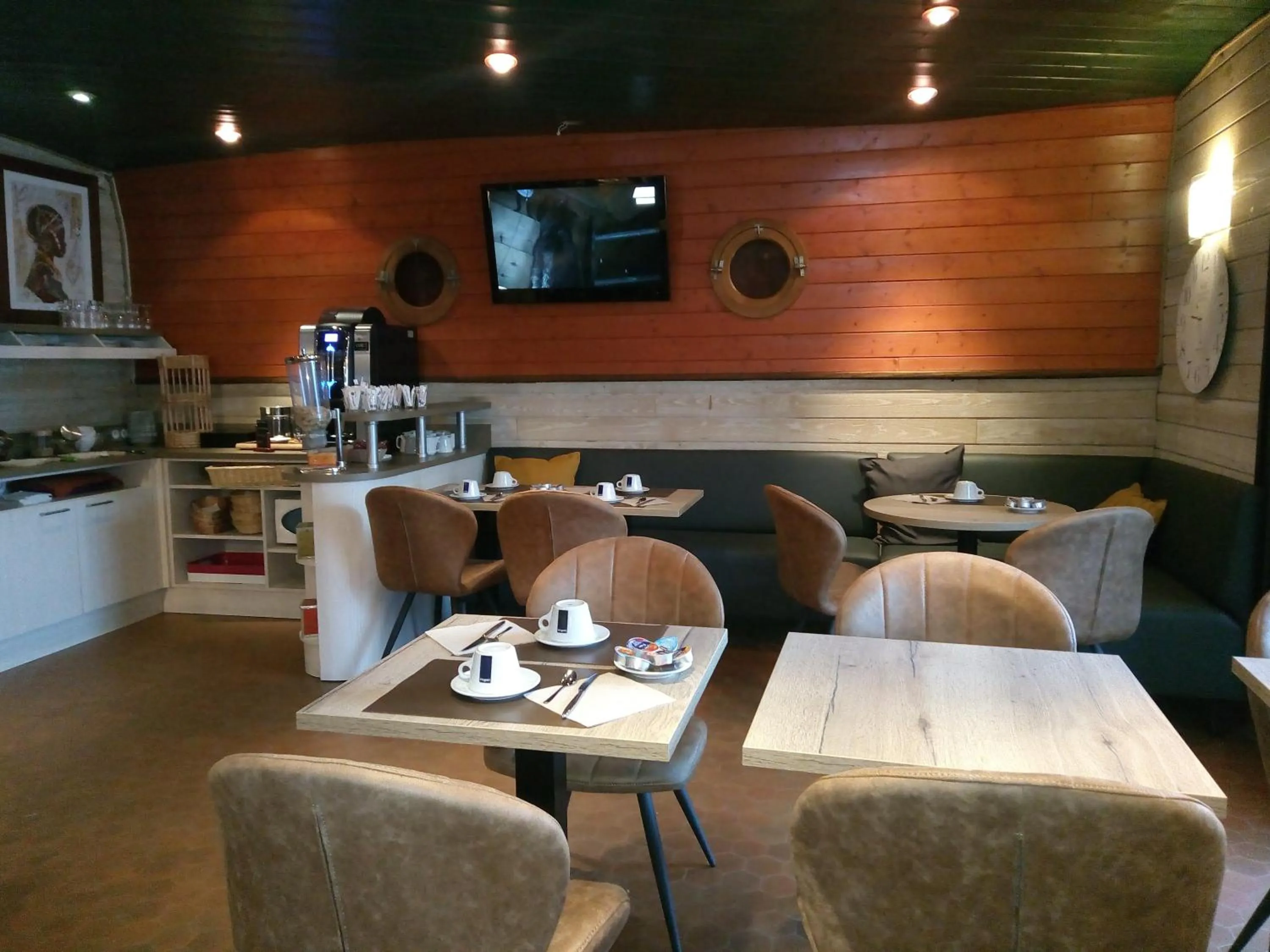 Communal lounge/ TV room in Hotel Au Bout Du Monde