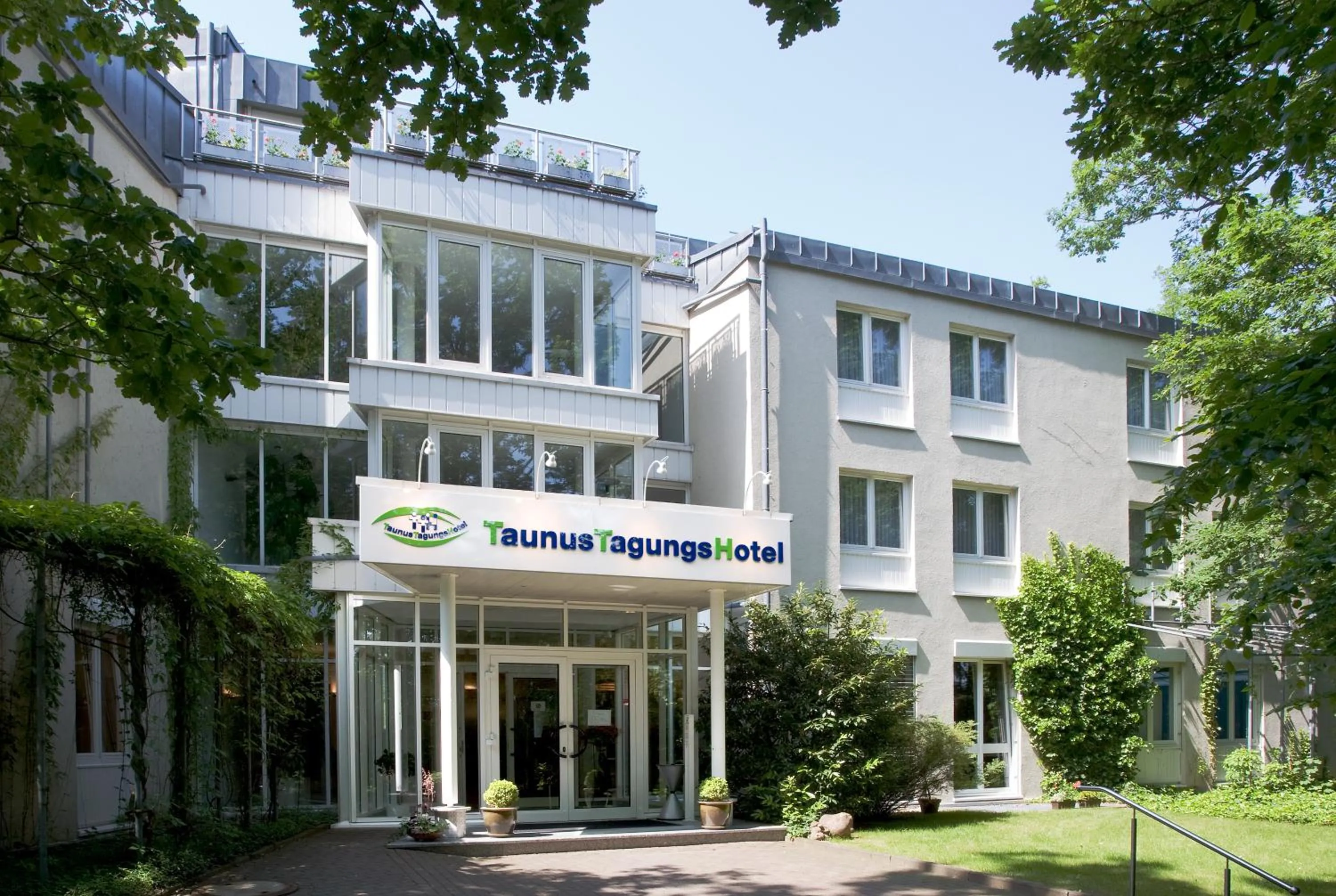 Facade/entrance in TaunusTagungsHotel
