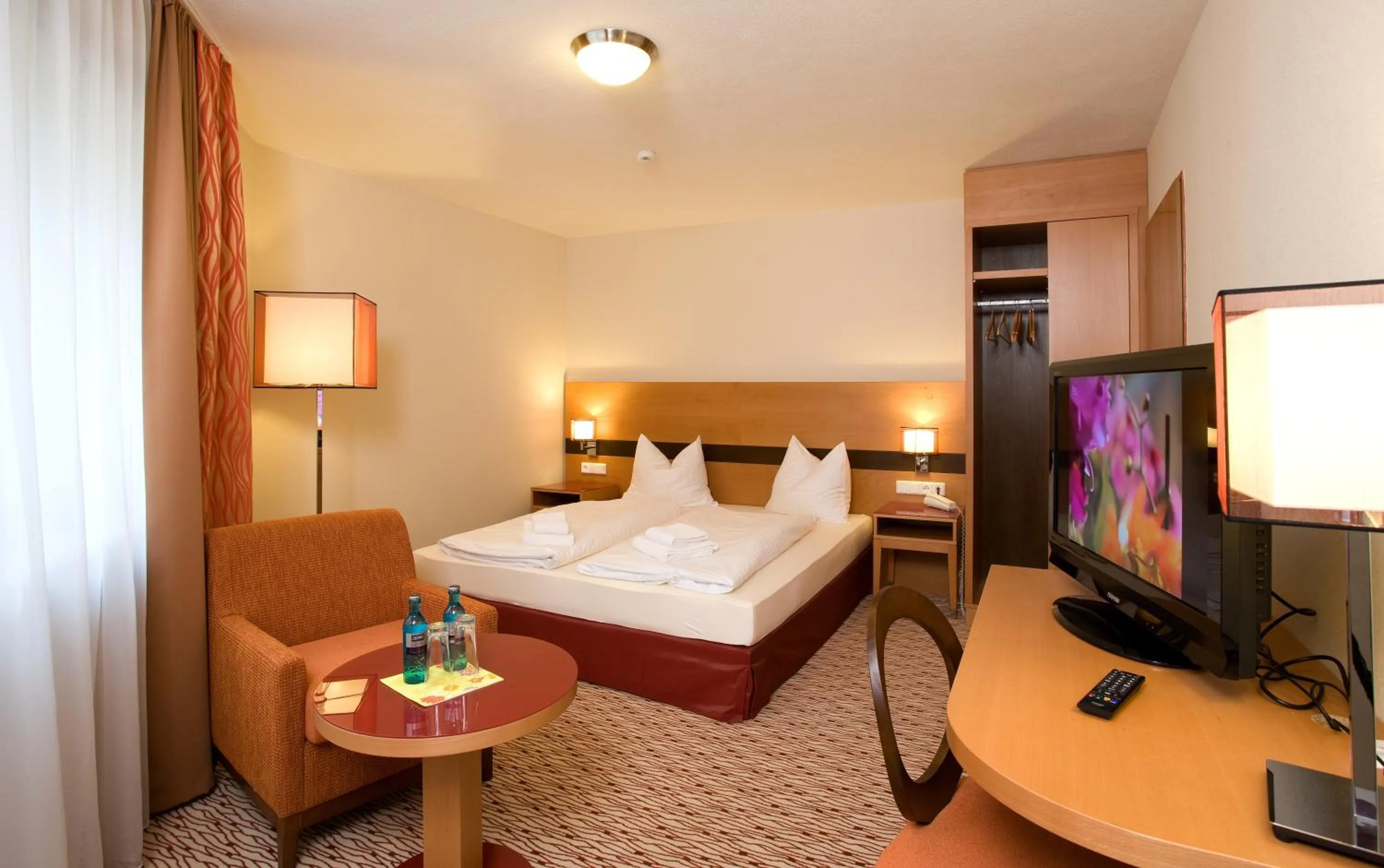 Bedroom, Bed in TaunusTagungsHotel