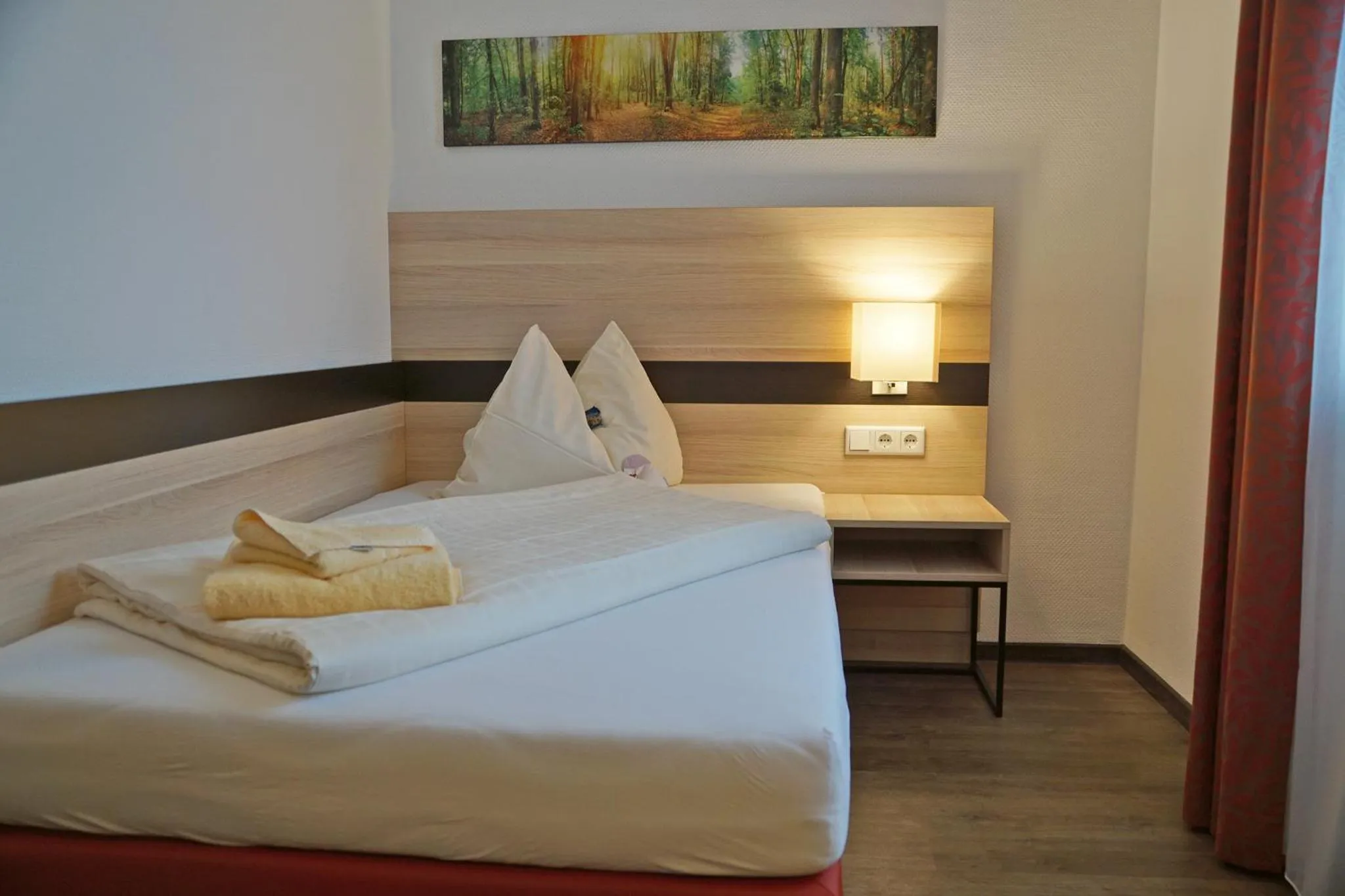 Bedroom, Bed in TaunusTagungsHotel