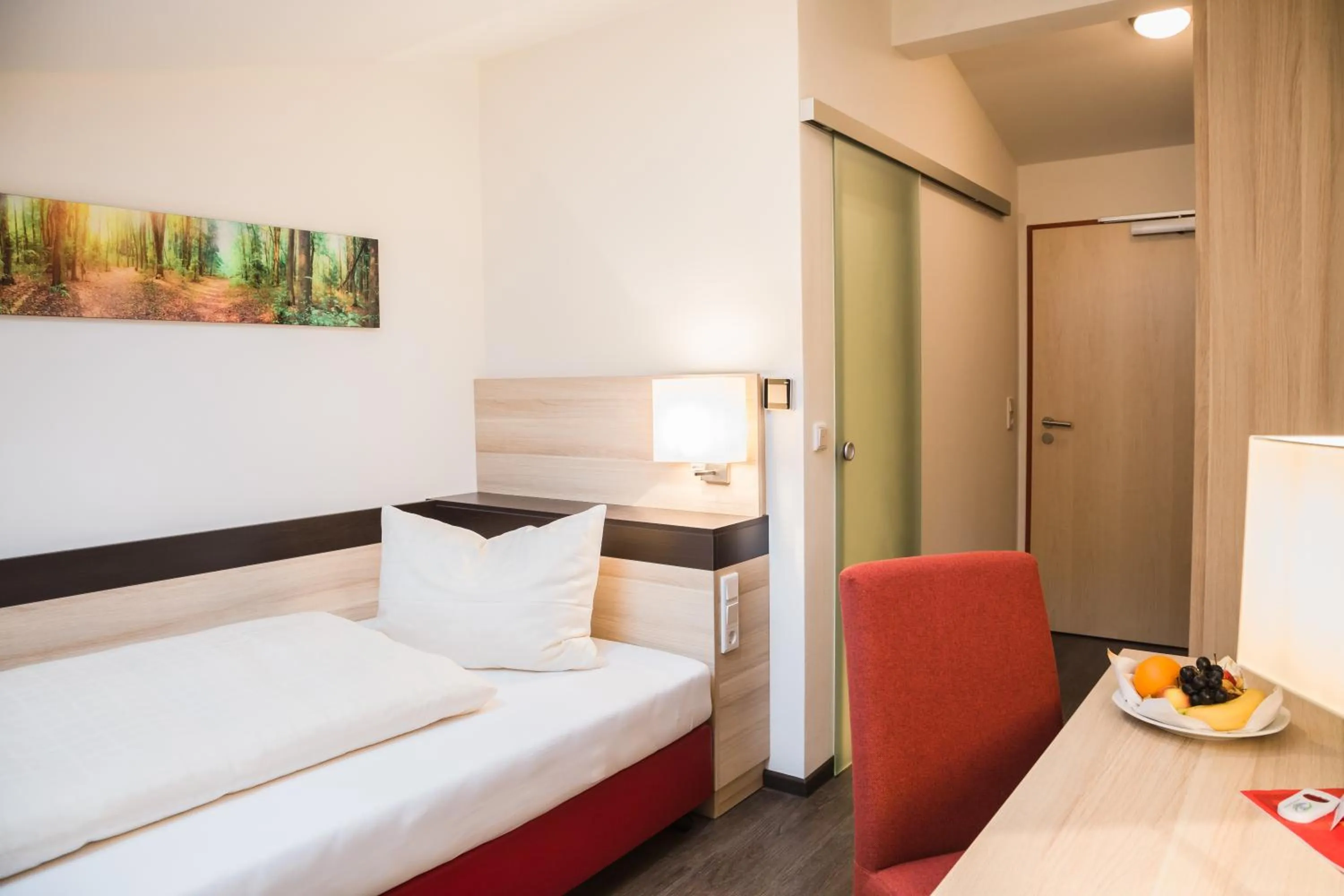 Bedroom, Bed in TaunusTagungsHotel