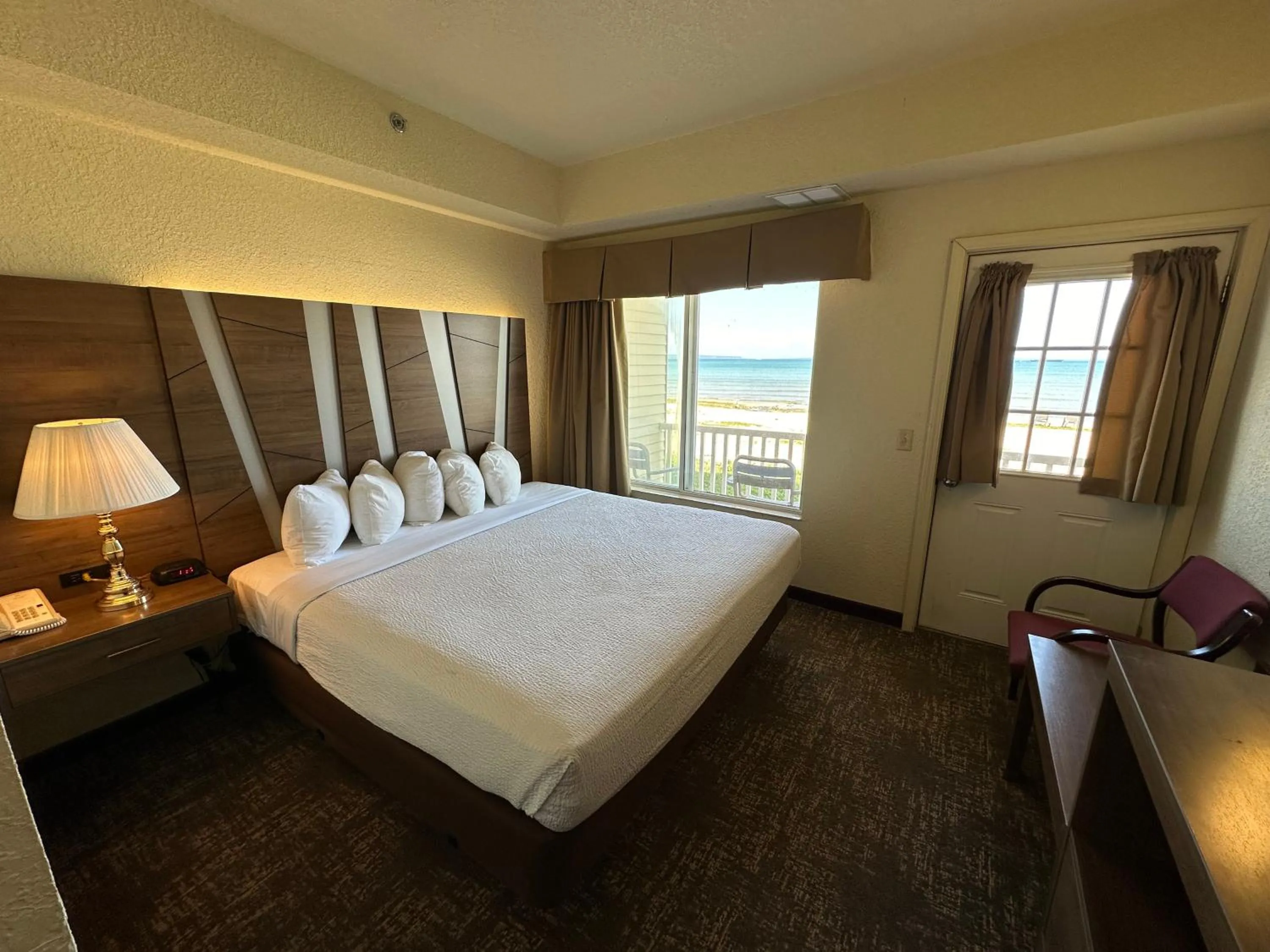 Bedroom, Bed in Mackinaw Beach and Bay Inn & Suites