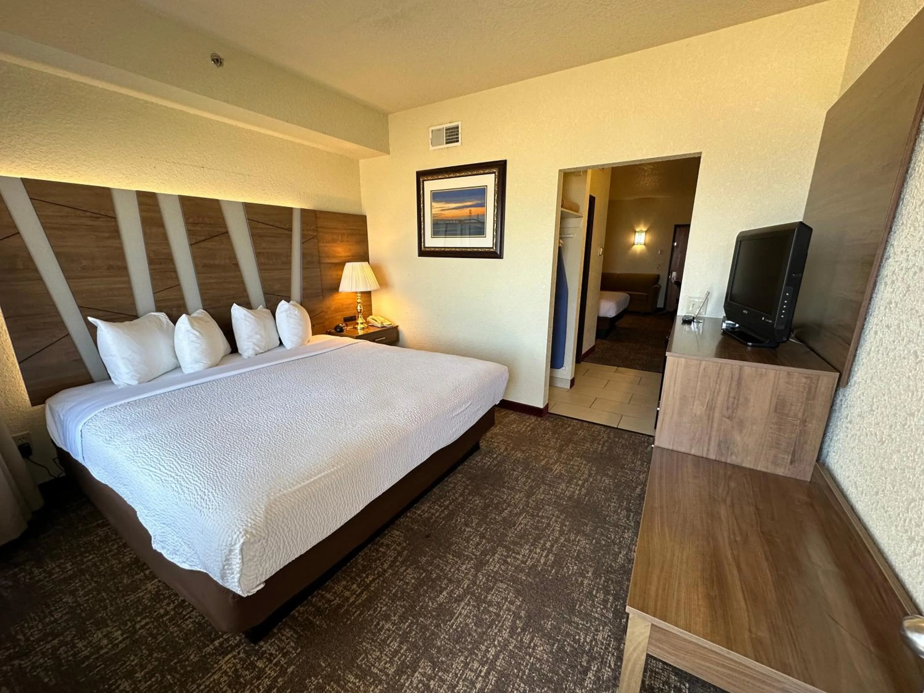 Bedroom, Bed in Mackinaw Beach and Bay Inn & Suites