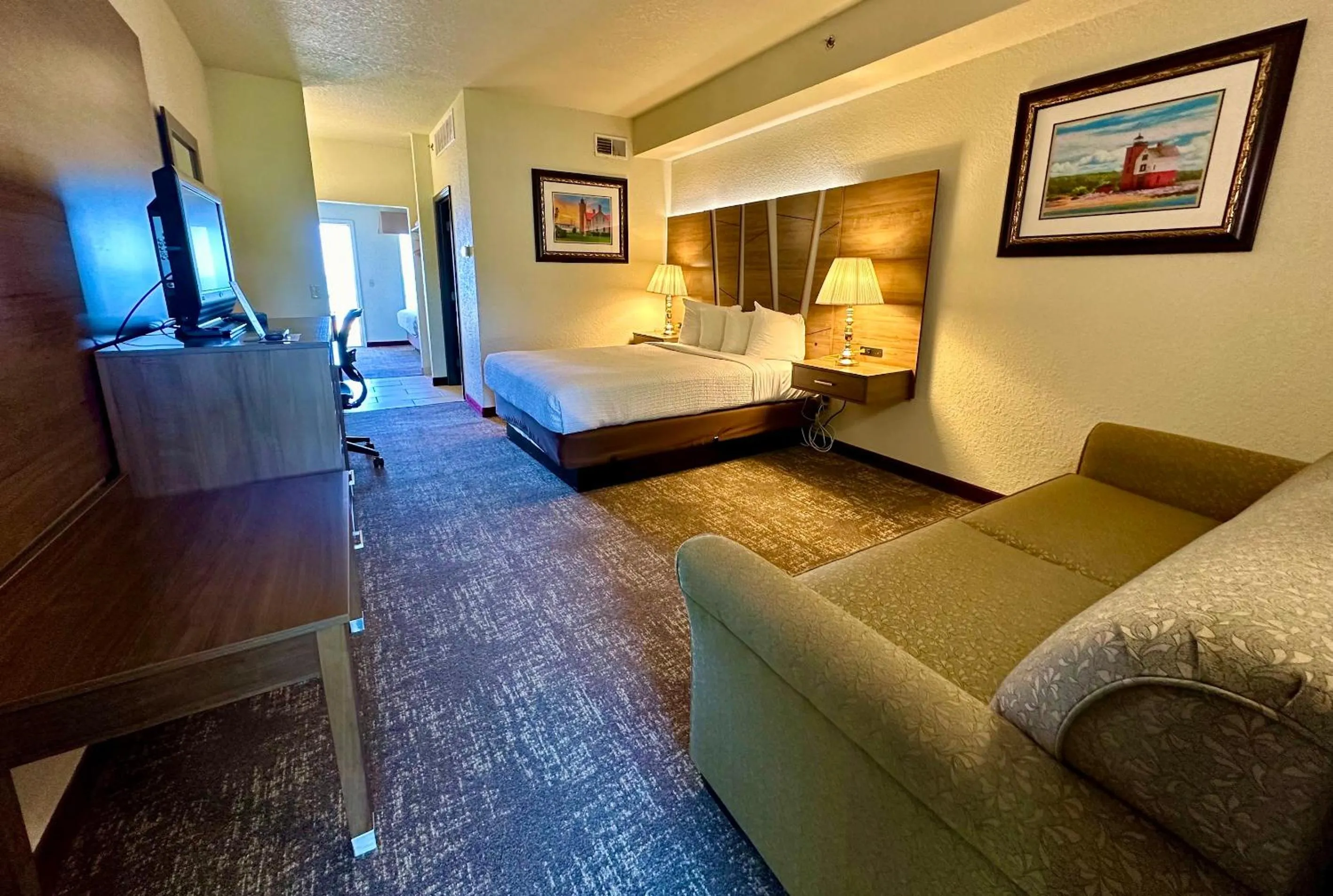 Bed in Mackinaw Beach and Bay Inn & Suites