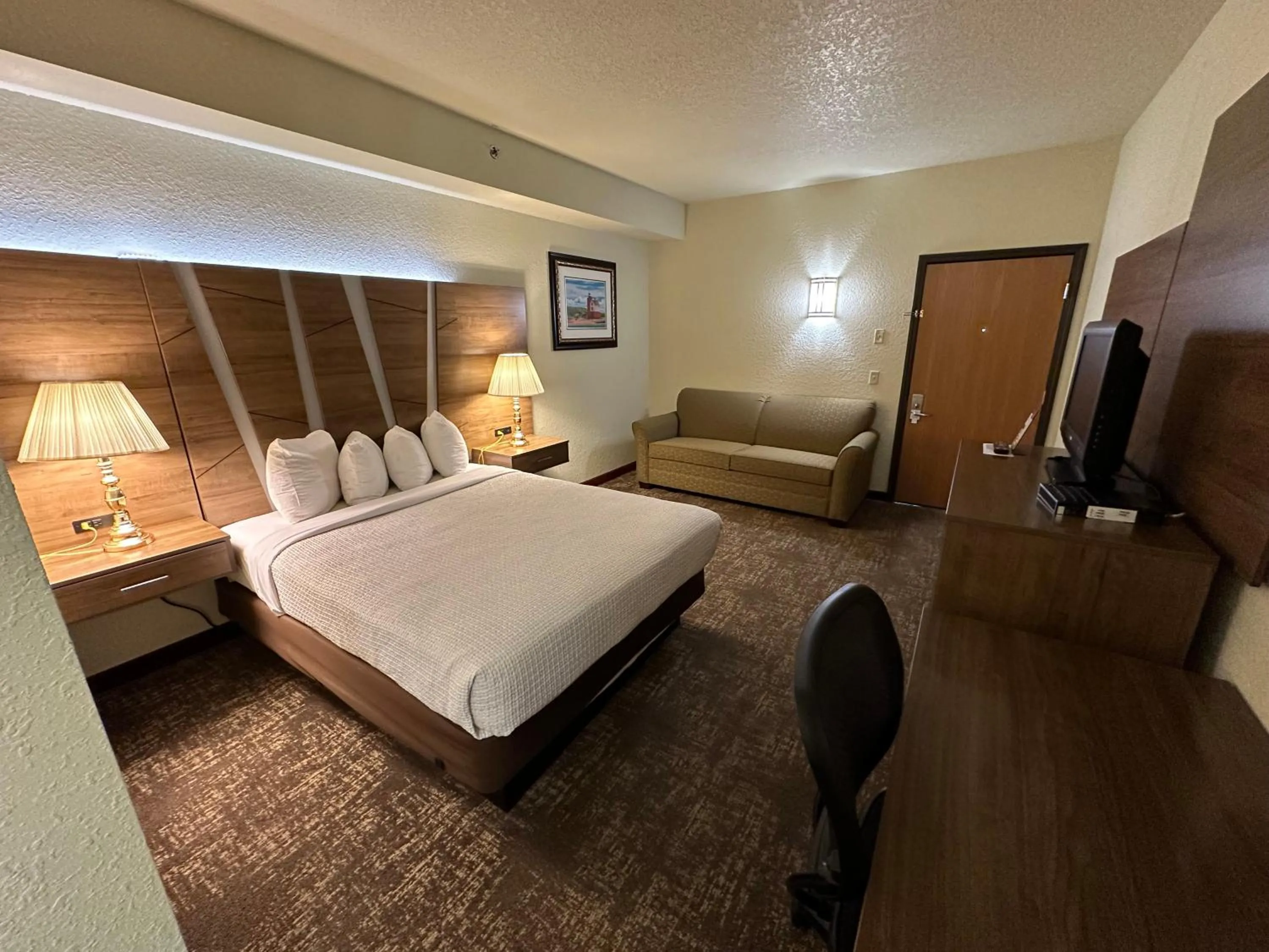 TV and multimedia, Bed in Mackinaw Beach and Bay Inn & Suites