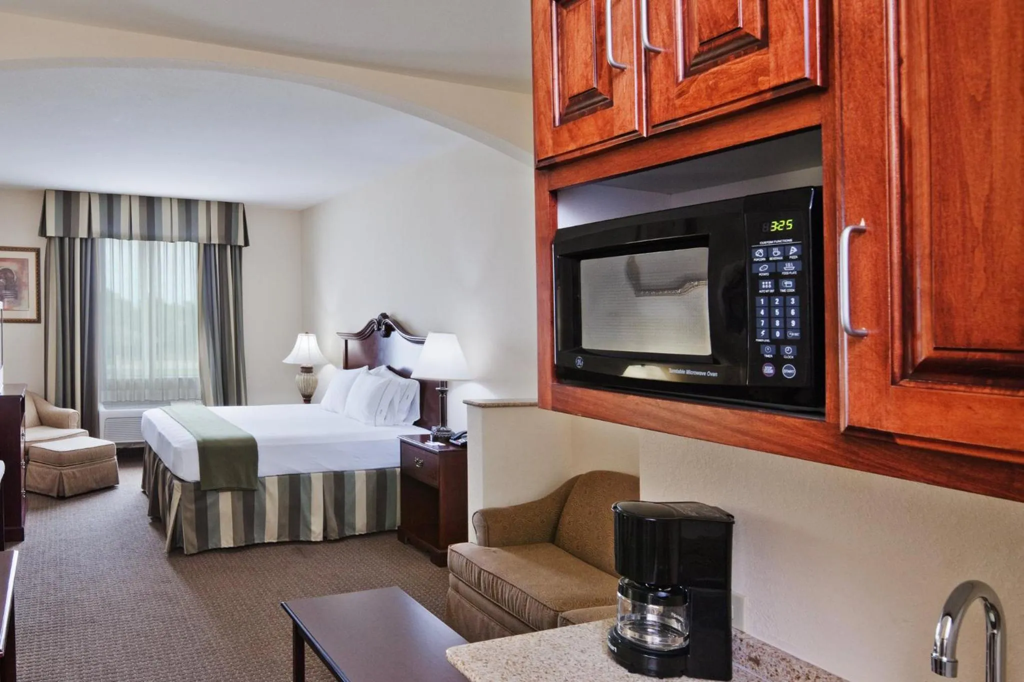 Photo of the whole room, Bed in Holiday Inn Express Hotel & Suites Woodward Hwy 270 by IHG