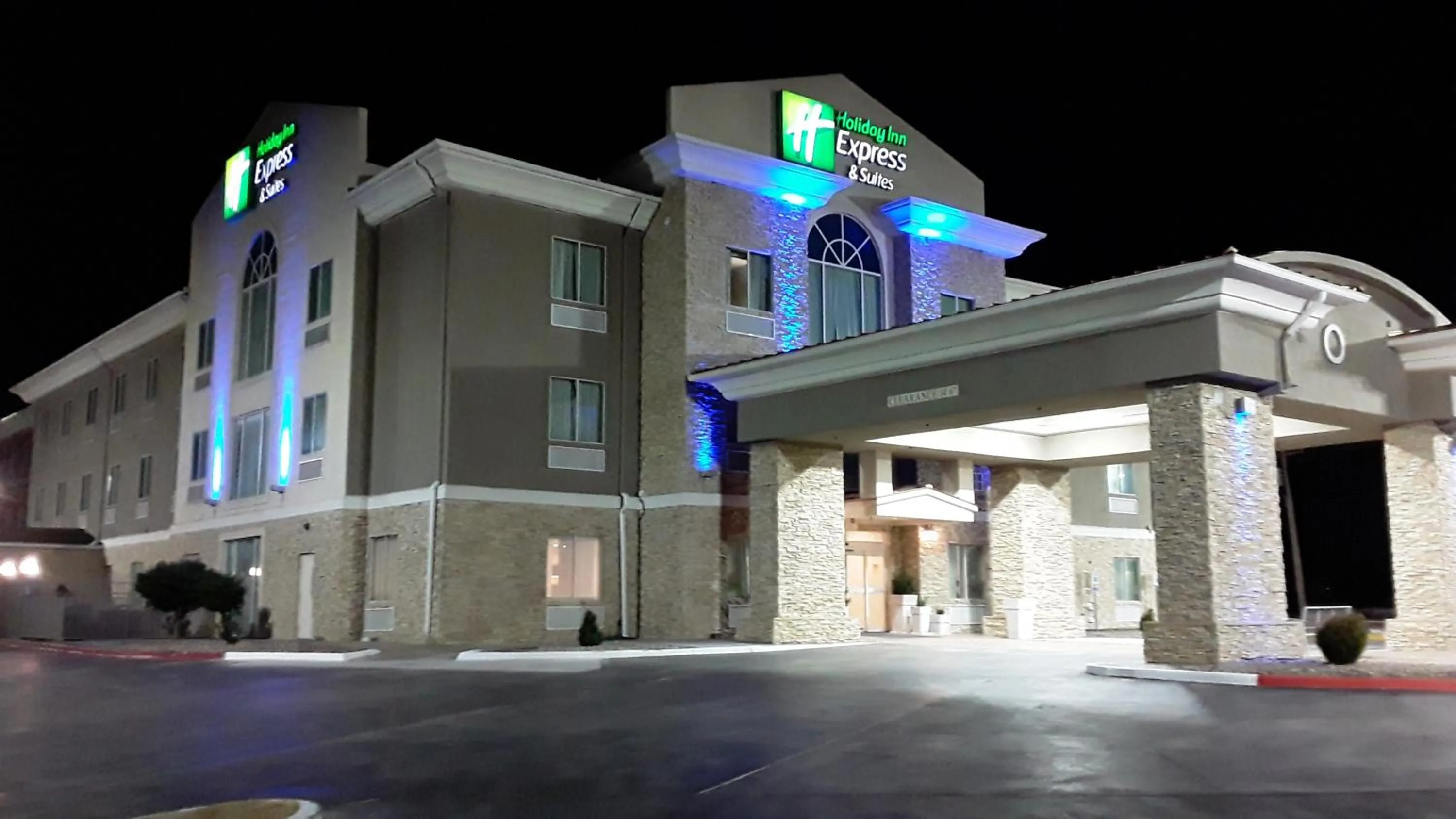 Facade/entrance in Holiday Inn Express Hotel & Suites Woodward Hwy 270 by IHG